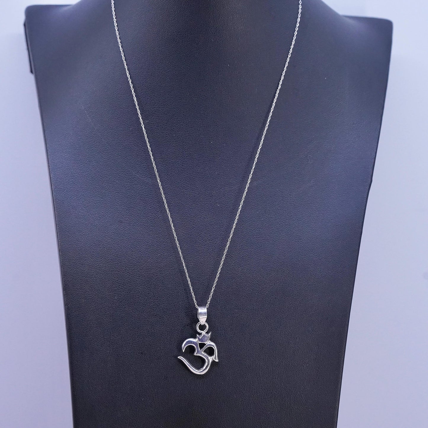 18”, Vintage sterling 925 silver Singapore chain necklace Om Aum symbol pendant