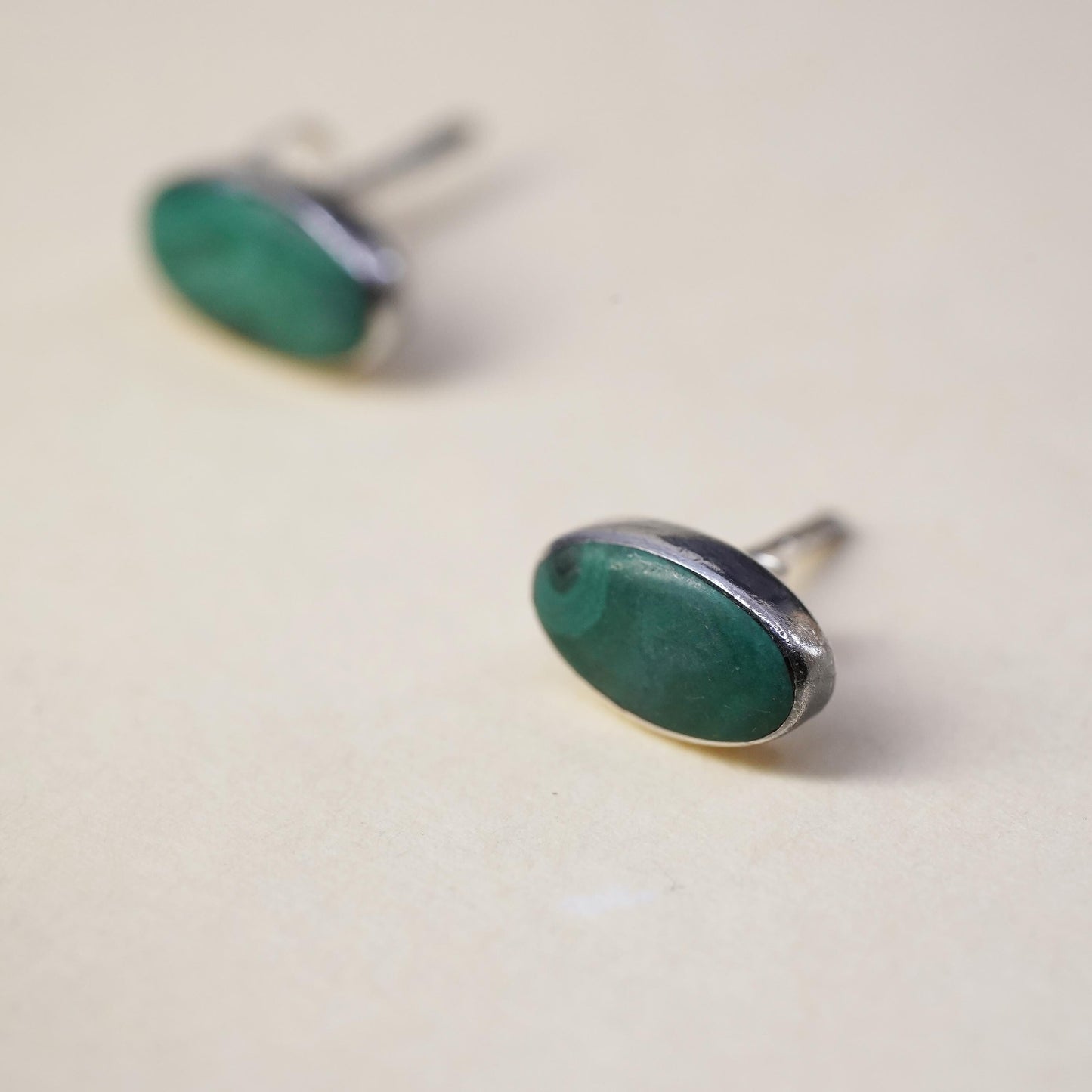 southwestern Native American Sterling silver earrings, 925 studs oval malachite