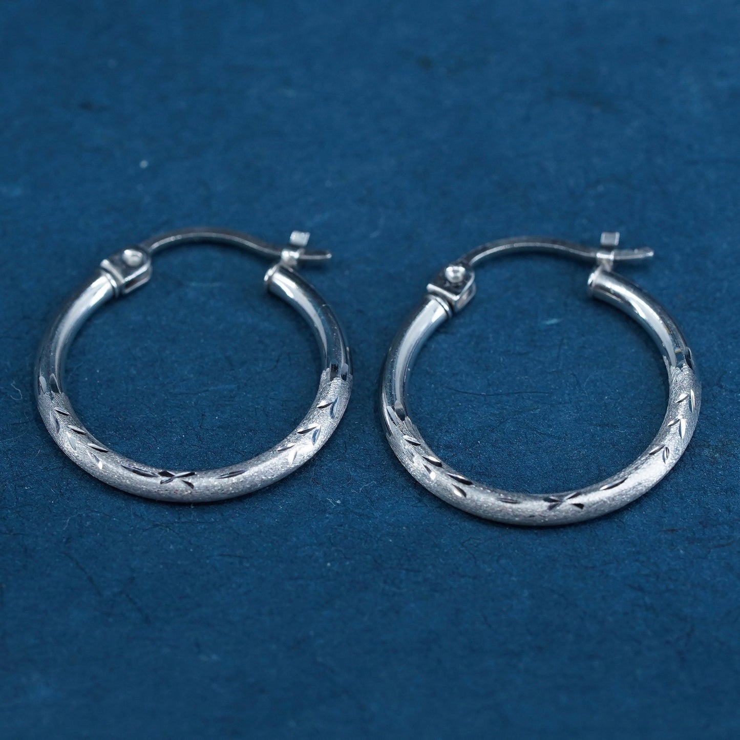 0.9g, vintage solid 14K white gold textured hoops earrings