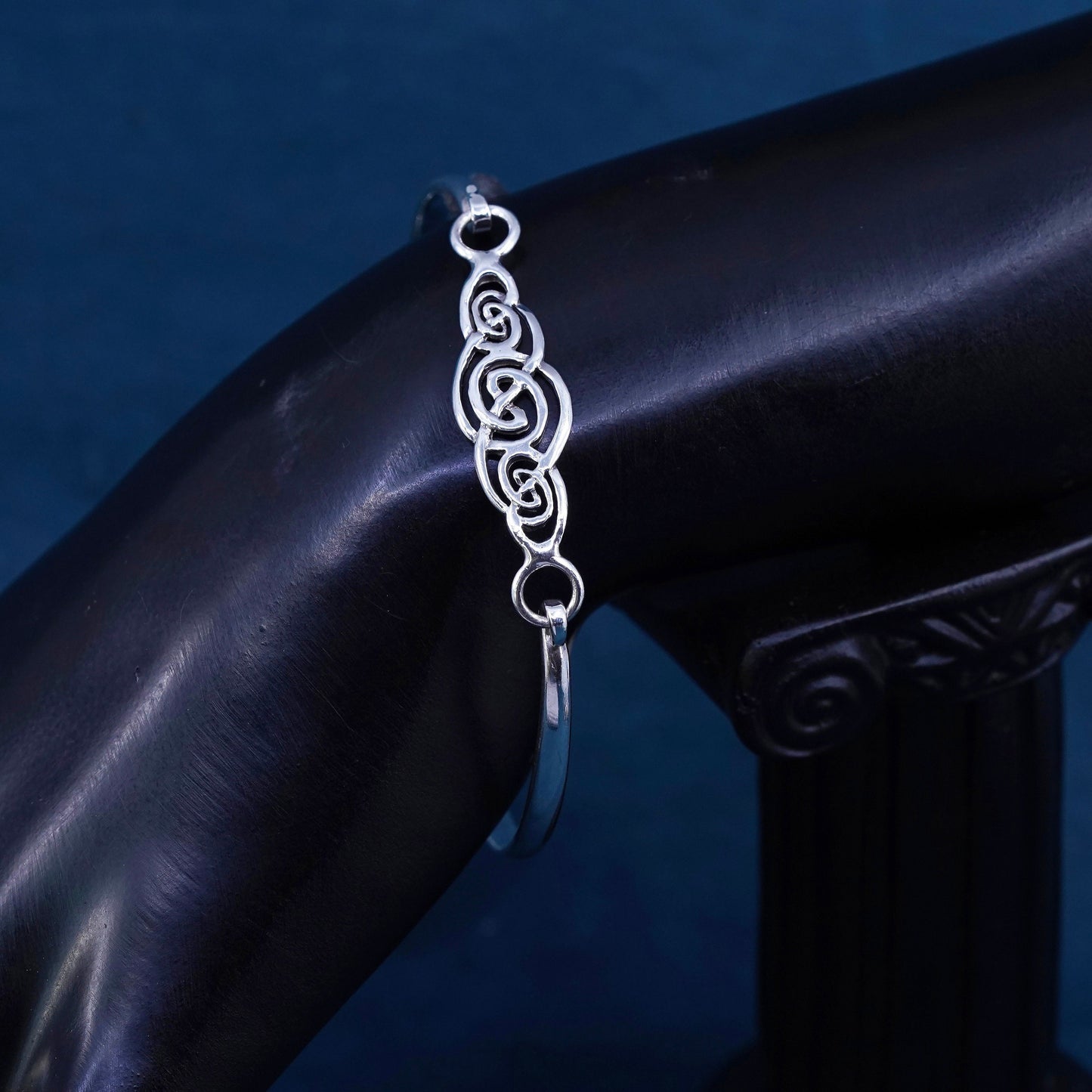 7.75”, Sterling silver handmade bracelet, 925 hinged bangle Irish knotted face