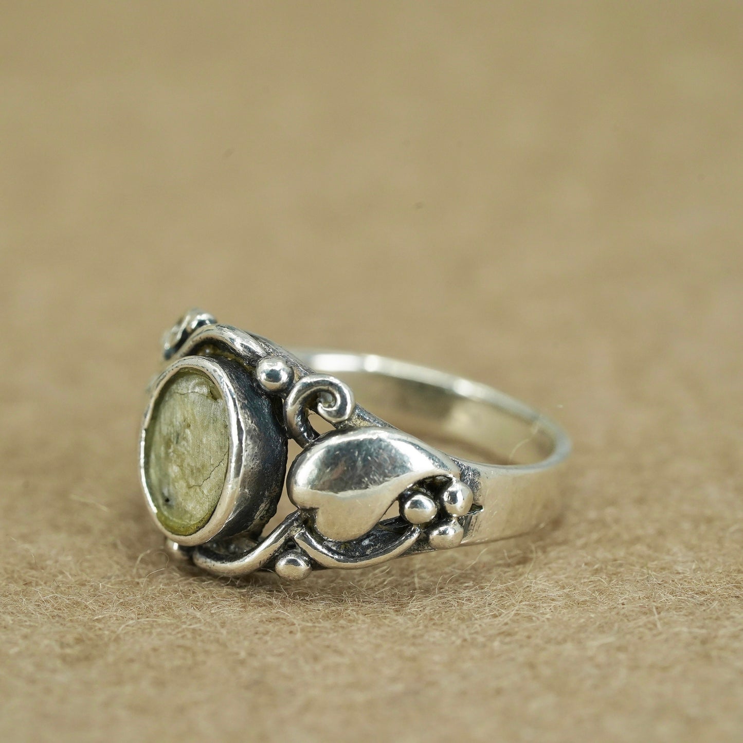 Size 7.25, vintage southwestern Sterling 925 silver ring, beads vines band