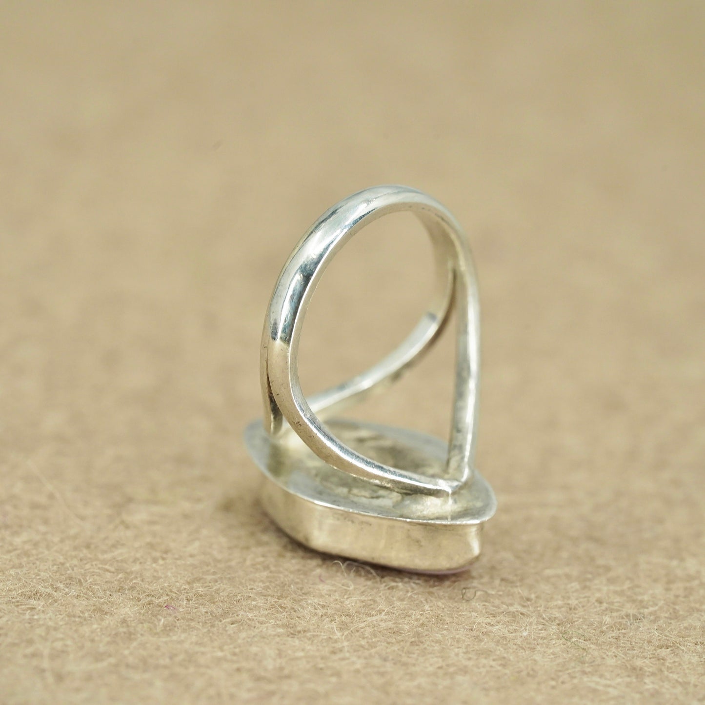Size 4, vintage Sterling 925 silver statement band ring with circle pink shell