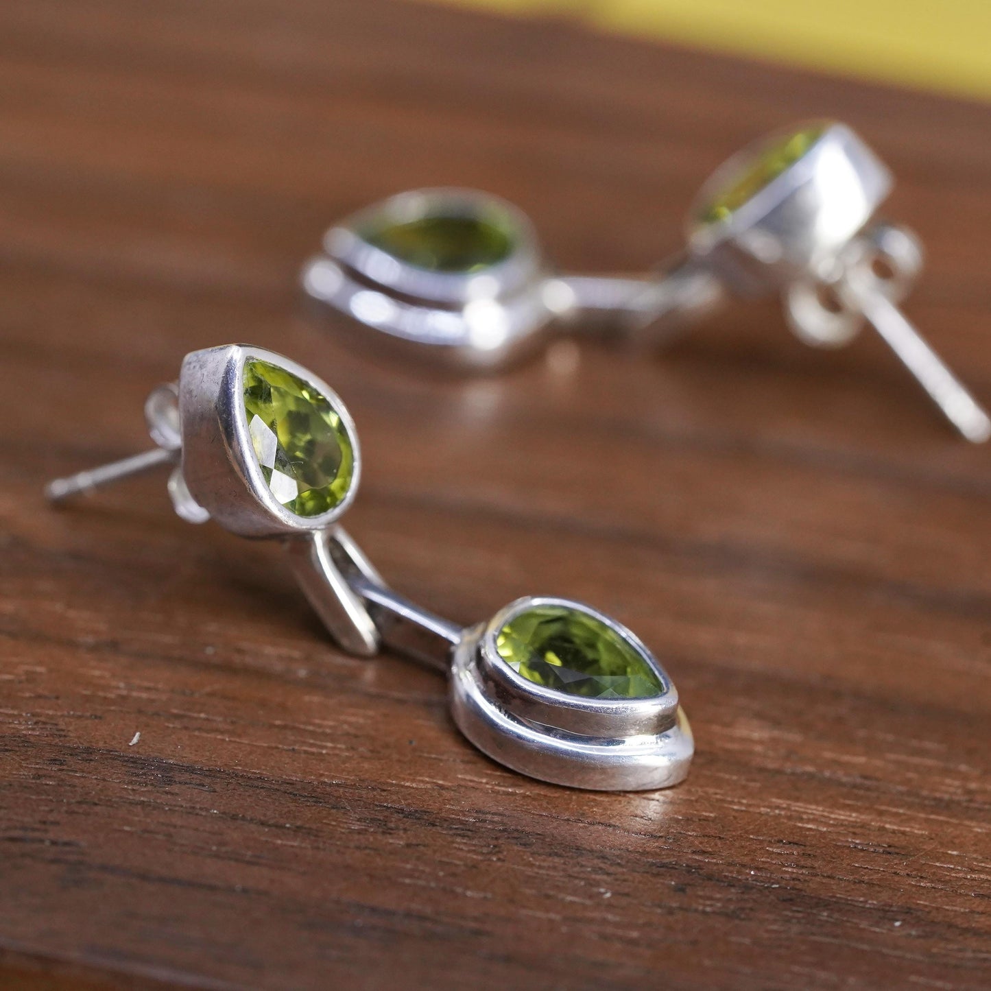Vintage southwestern Sterling 925 silver teardrop peridot studs earrings