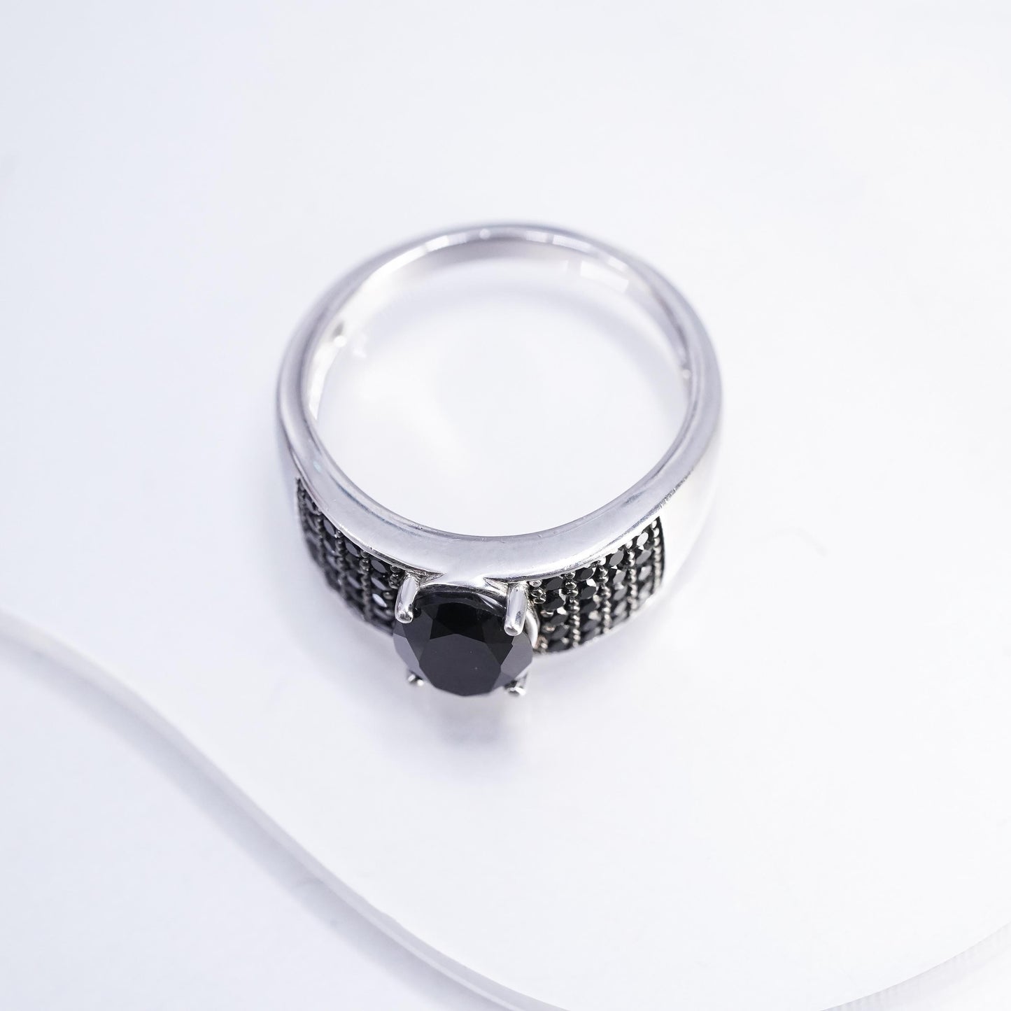 Size 9, vintage Sterling 925 silver handmade oval ring w/ cluster black spinels