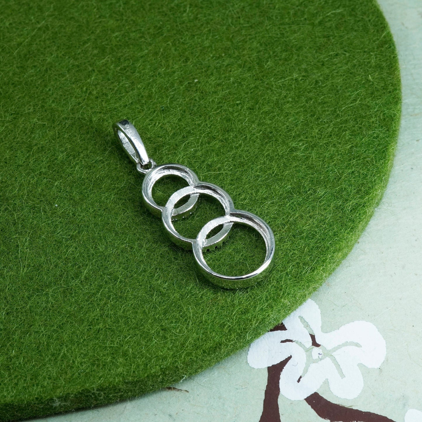 Vintage sterling 925 silver entwined circle pendant with cluster Cz