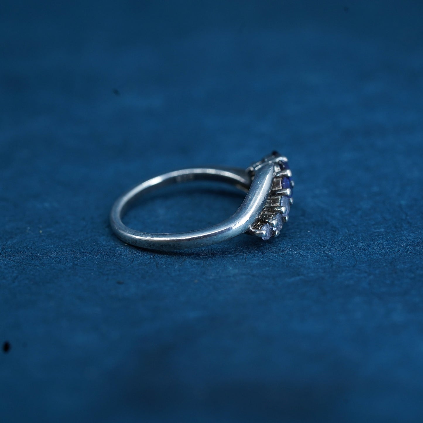 Size 6.5, vintage Sterling 925 silver handmade stackable band ring w/ sapphire
