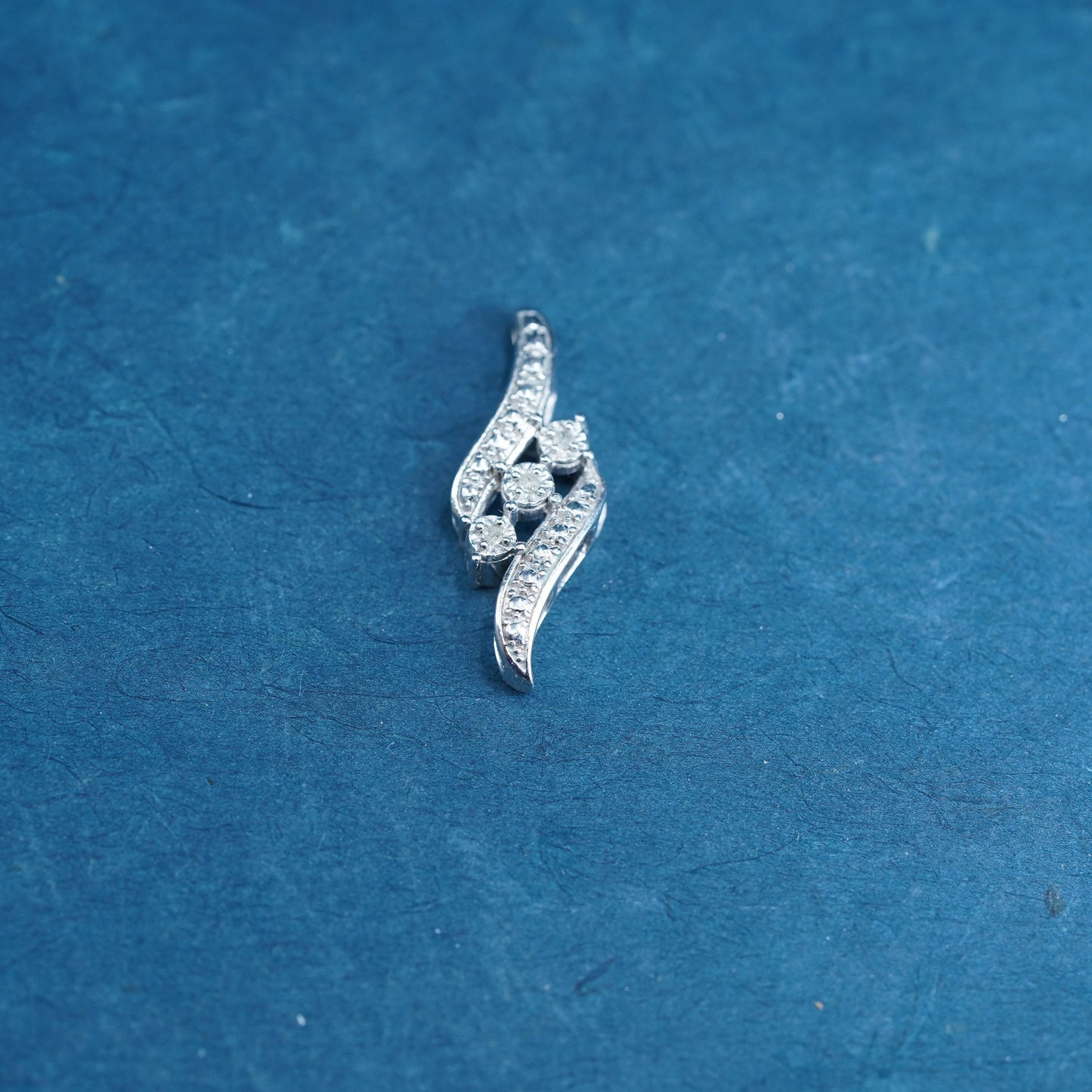 Vintage elegant Sterling silver 925 pendant with genuine diamonds