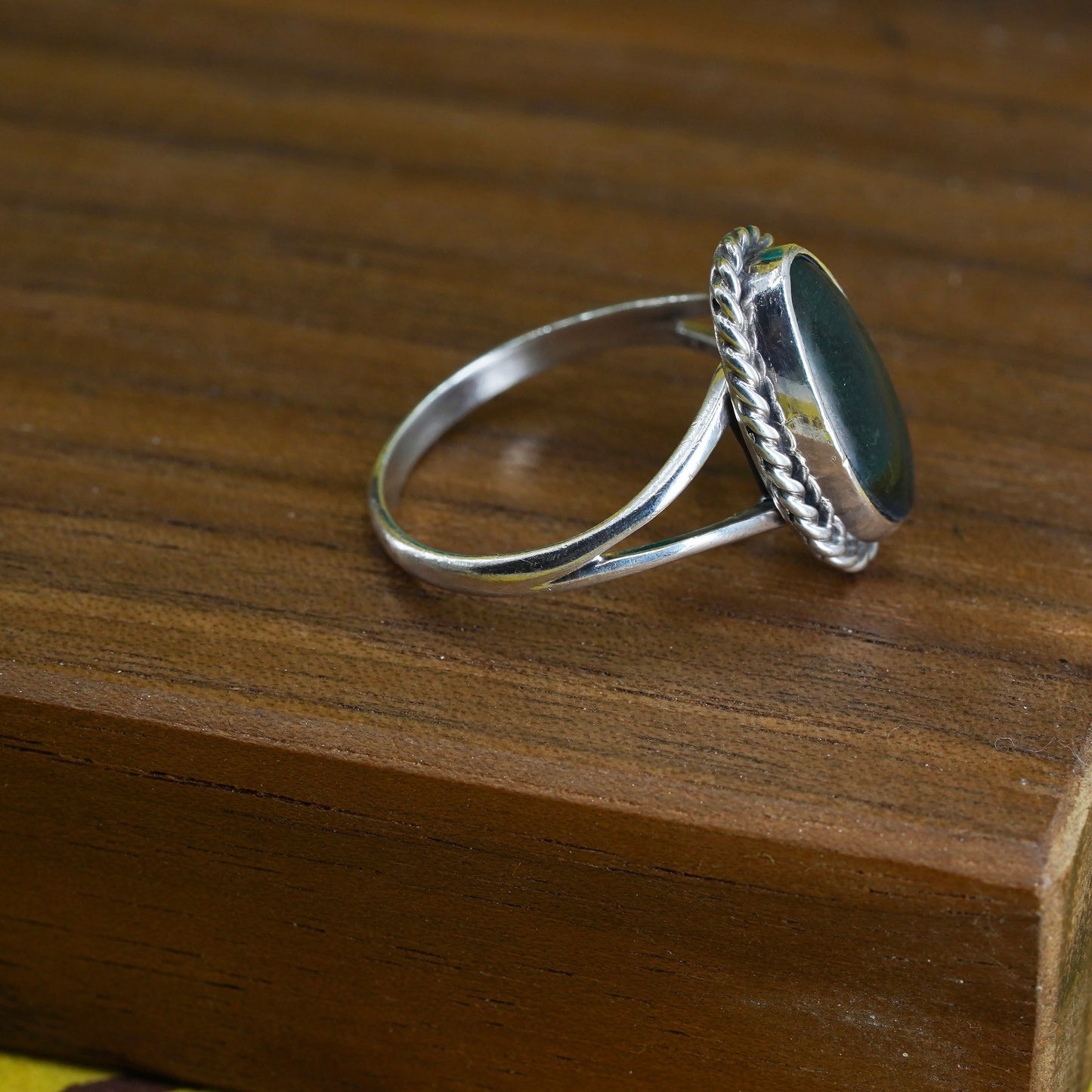 Size 7, Native American Thomas Singer sterling silver ring, 925 band w/ abalone