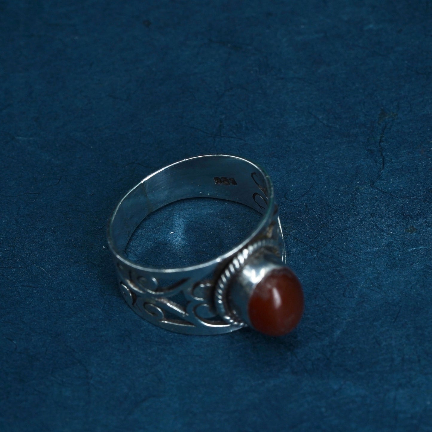 Size 7.5, vintage Sterling Silver 925 handmade ring with oval Carnelian swirly