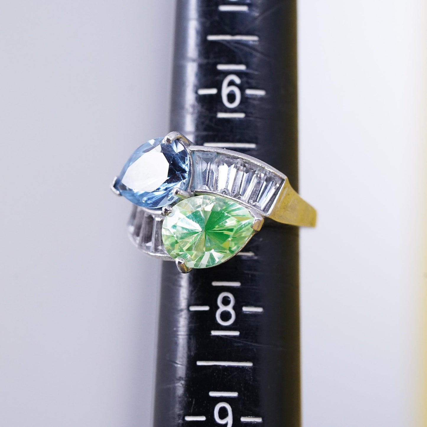 Size 7, vintage Sterling 925 silver statement ring with teardrop topaz peridot