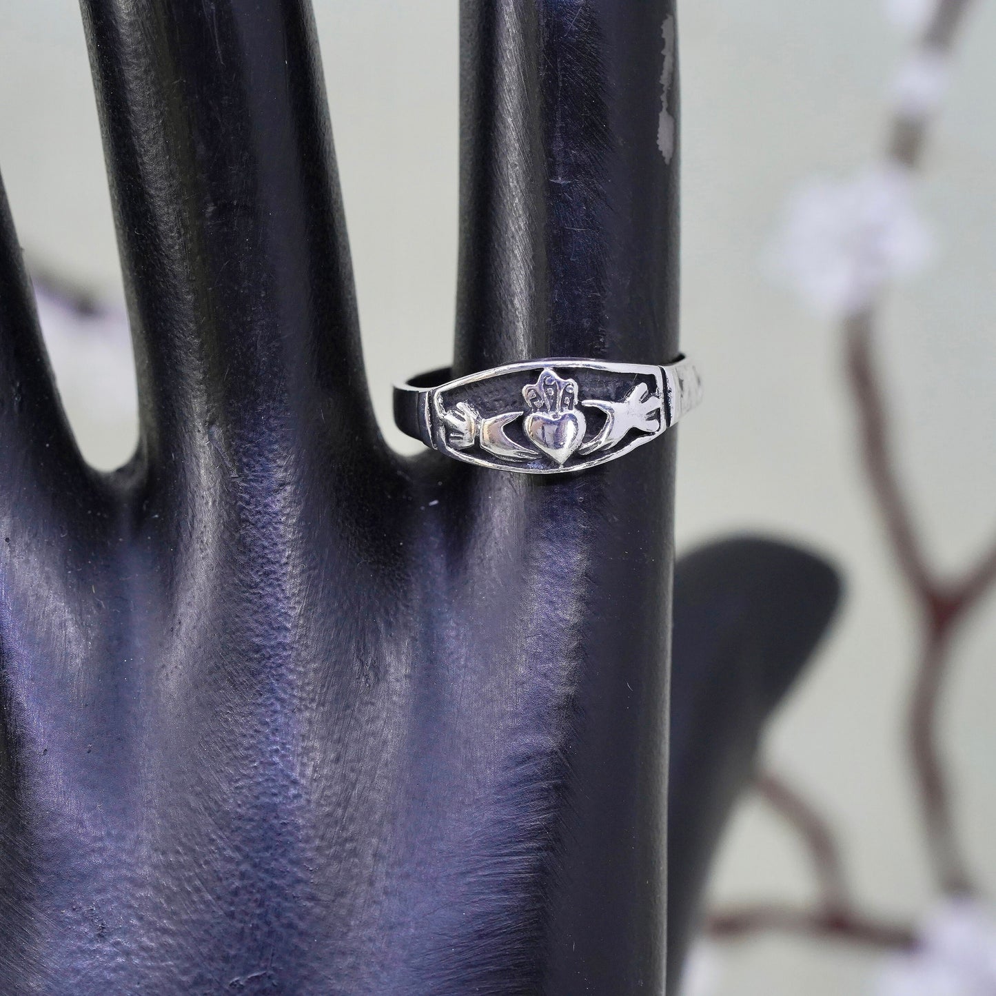 Size 7, Vintage Irish sterling silver claddagh ring, holding heart 925 band