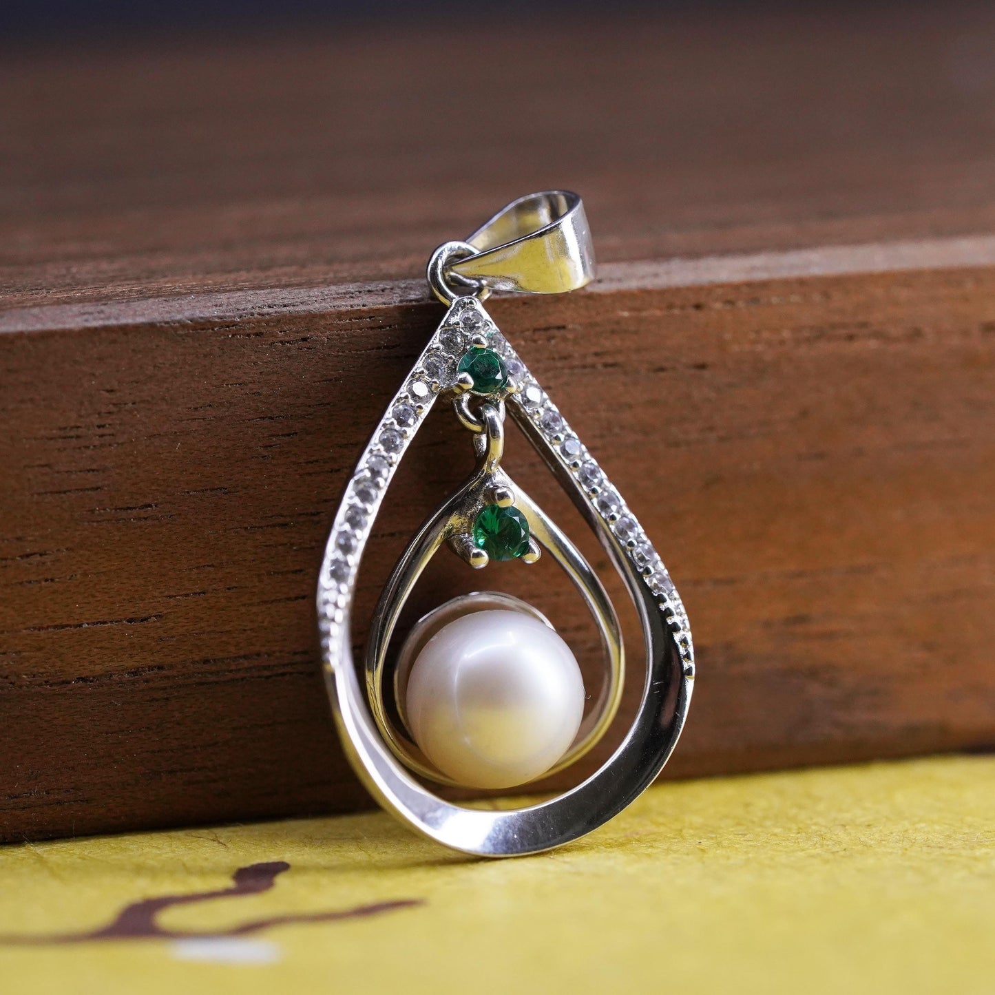 Vintage Sterling 925 silver handmade teardrop pendant with pearl and emerald