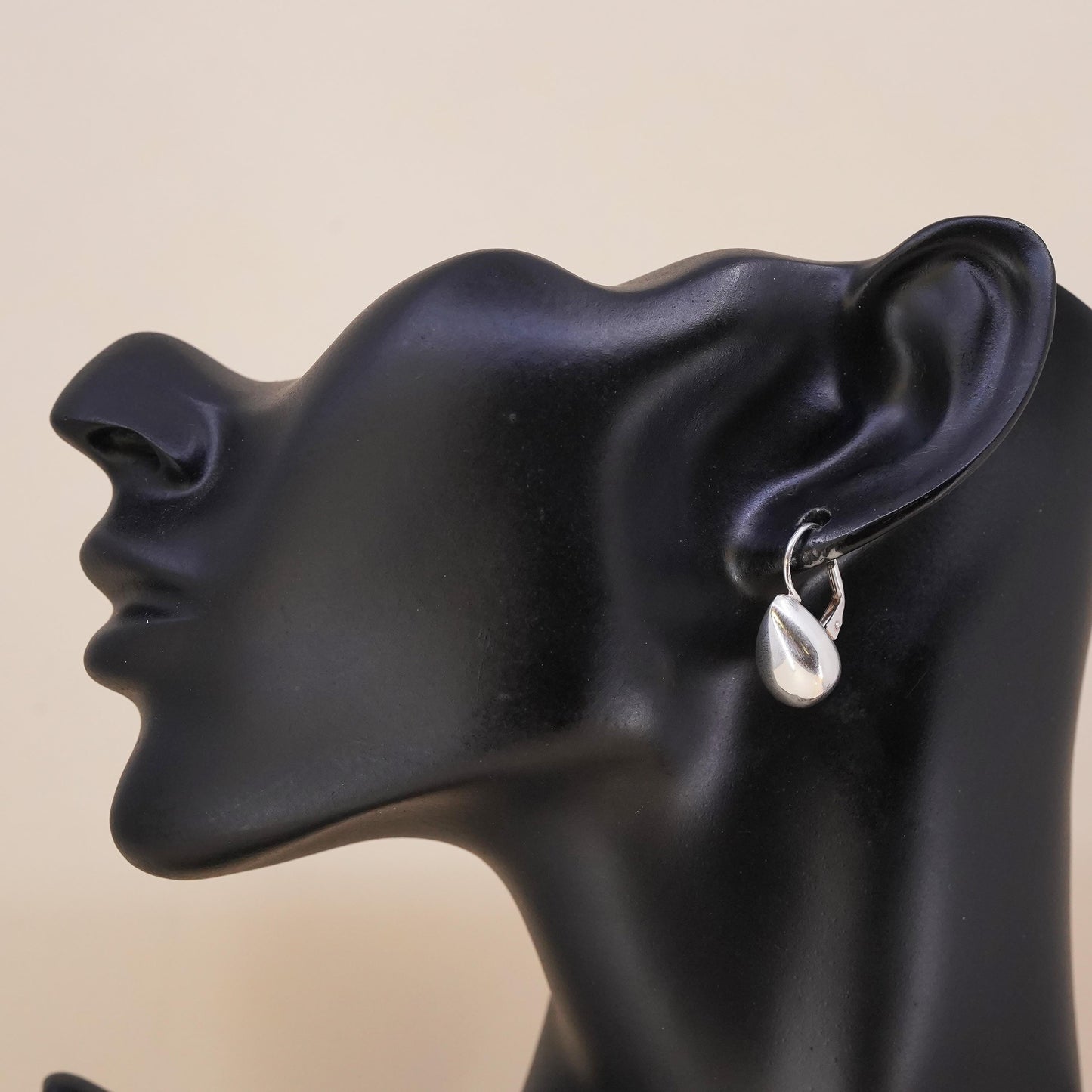 vintage modernist sterling silver 925 single teardrop earring with lever back
