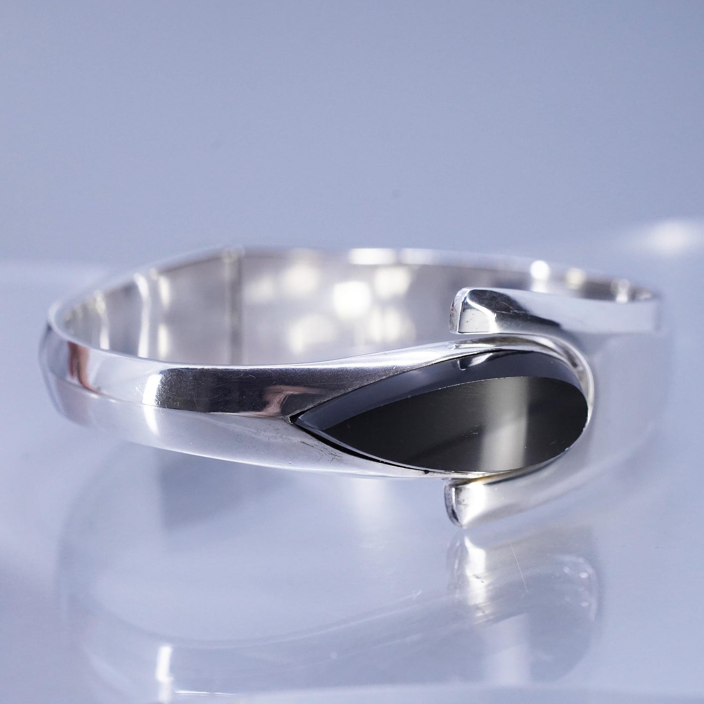 6.75”, VTG Mexican Sterling 925 silver bracelet, hinged bangle teardrop onyx