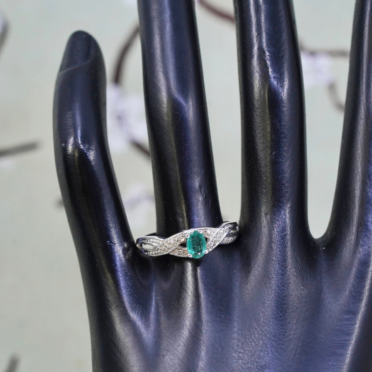 Size 10, Vintage sterling silver thin band ring with emerald