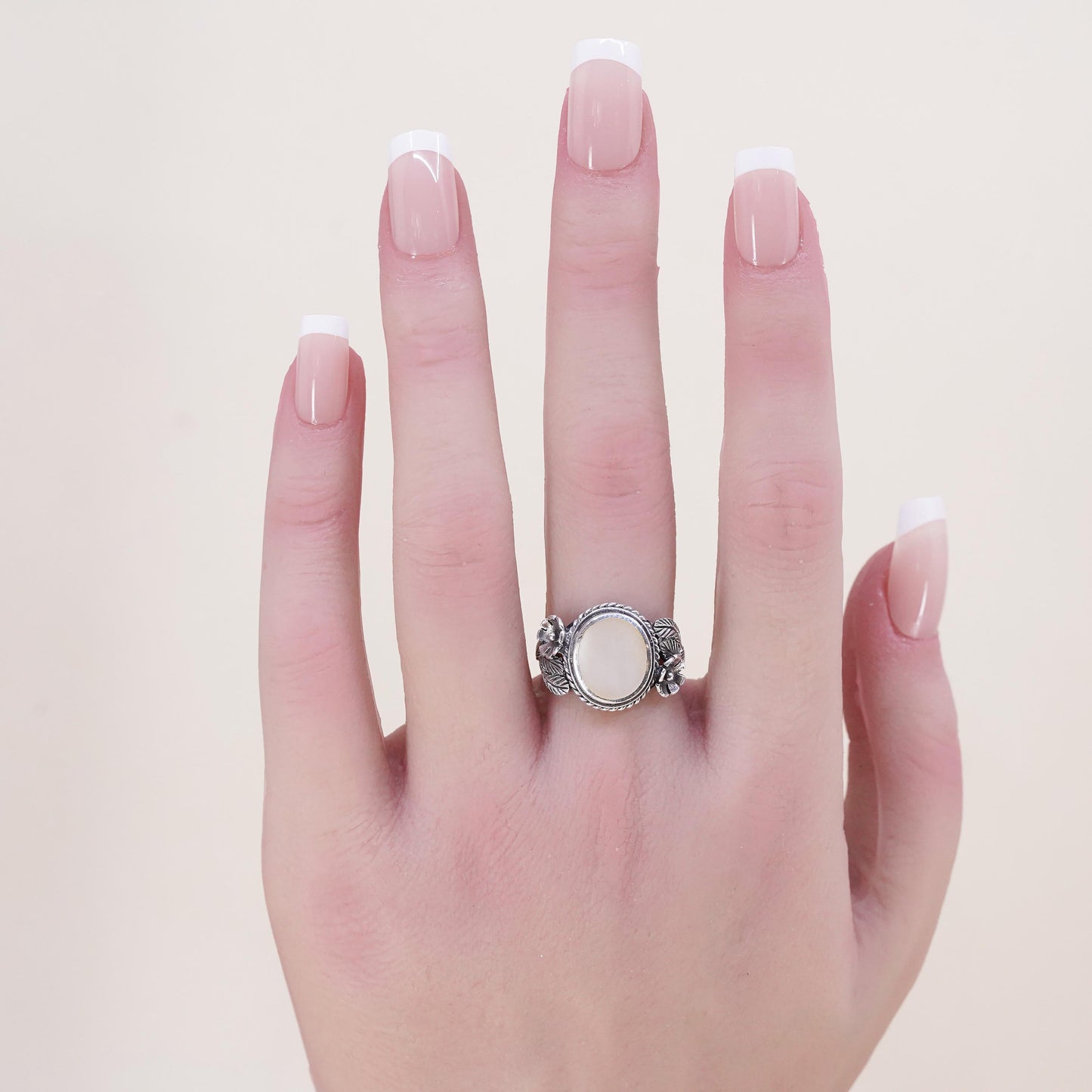 Size 7, southwestern sterling silver ring, 925 flower leaves mother of pearl