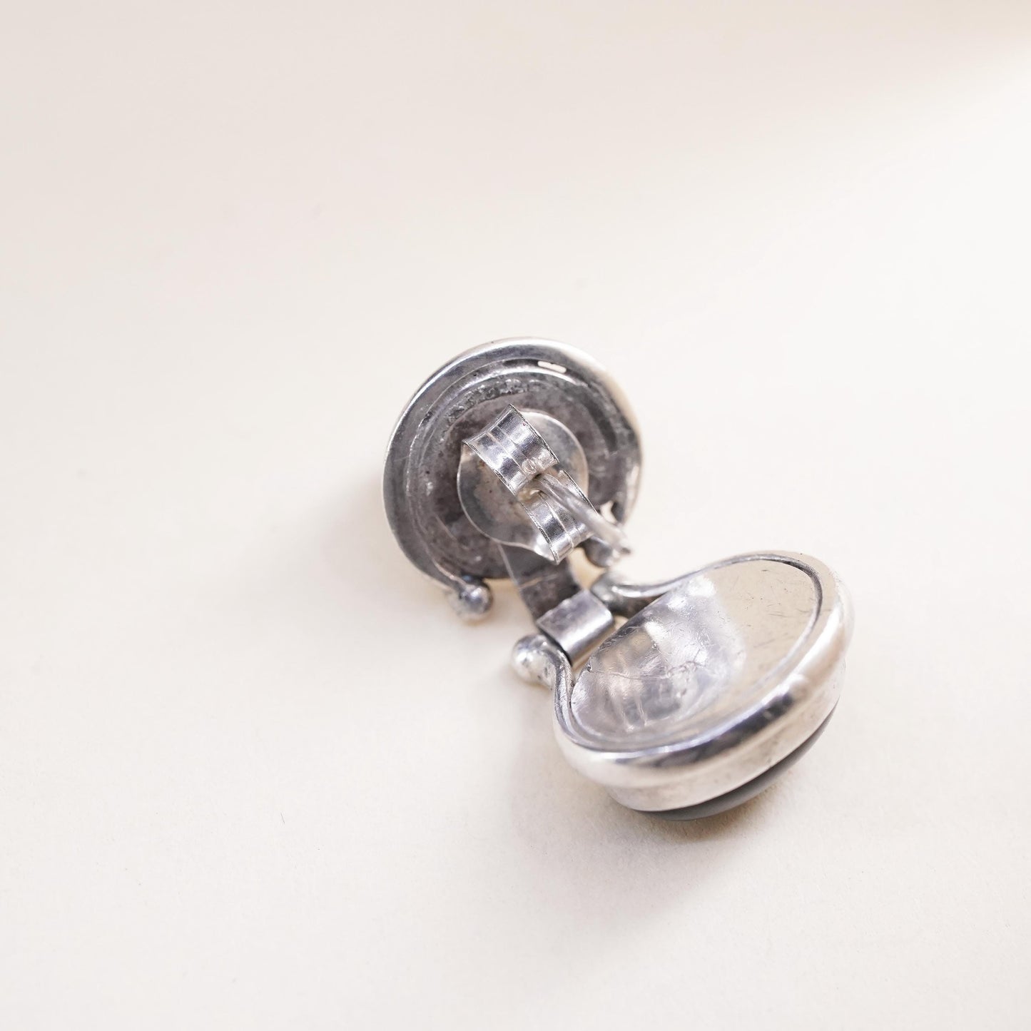 Vinyage southwestern single earring. Sterling 925 silver stud with oval onyx