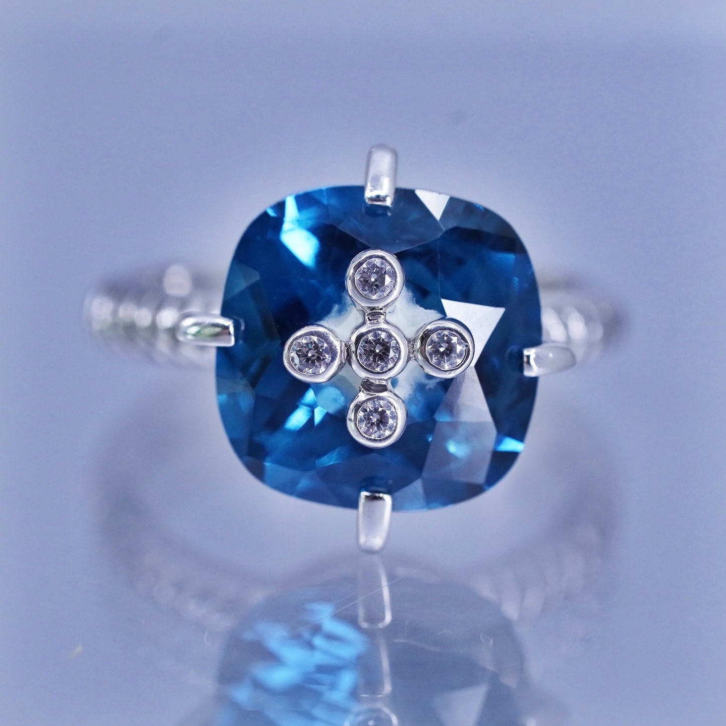 size 7, Vintage Sterling Silver 925 Ring Round Blue checkerboard cut topaz cz