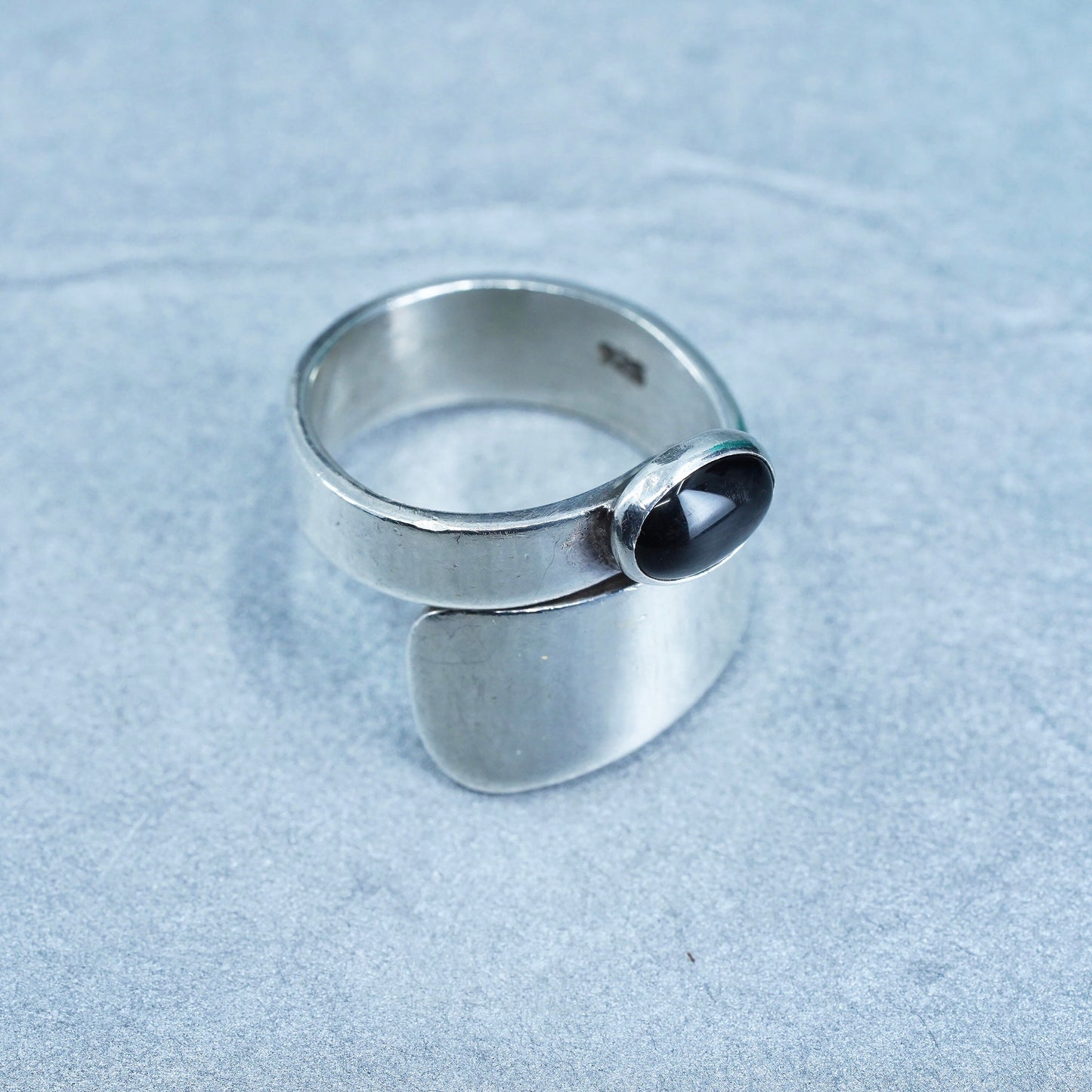 Size adjustable, Mexican Sterling 925 silver handmade wavy ring w/ oval onyx