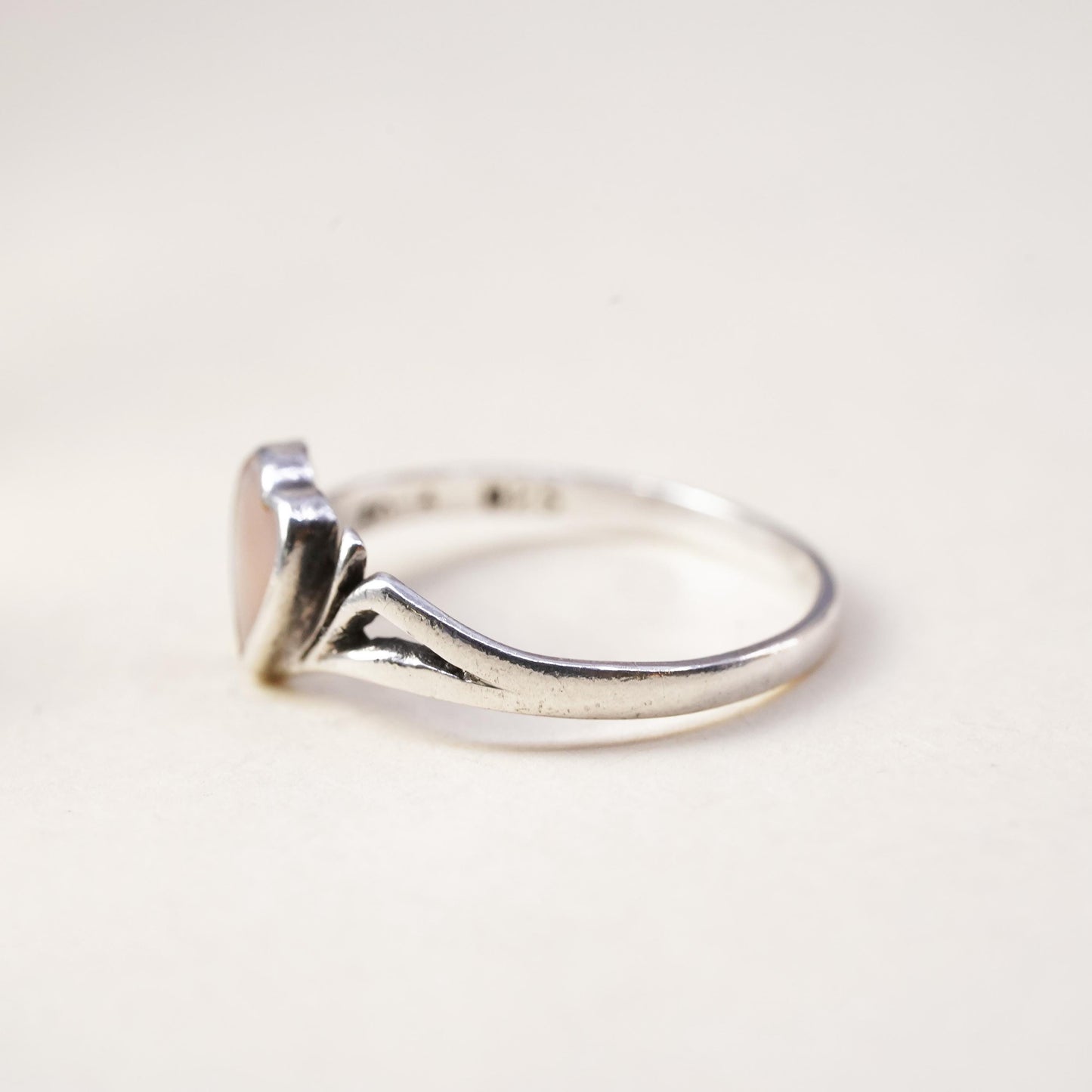 Size 6.25, VTG southwestern sterling silver ribbed ring heart mother of pearl