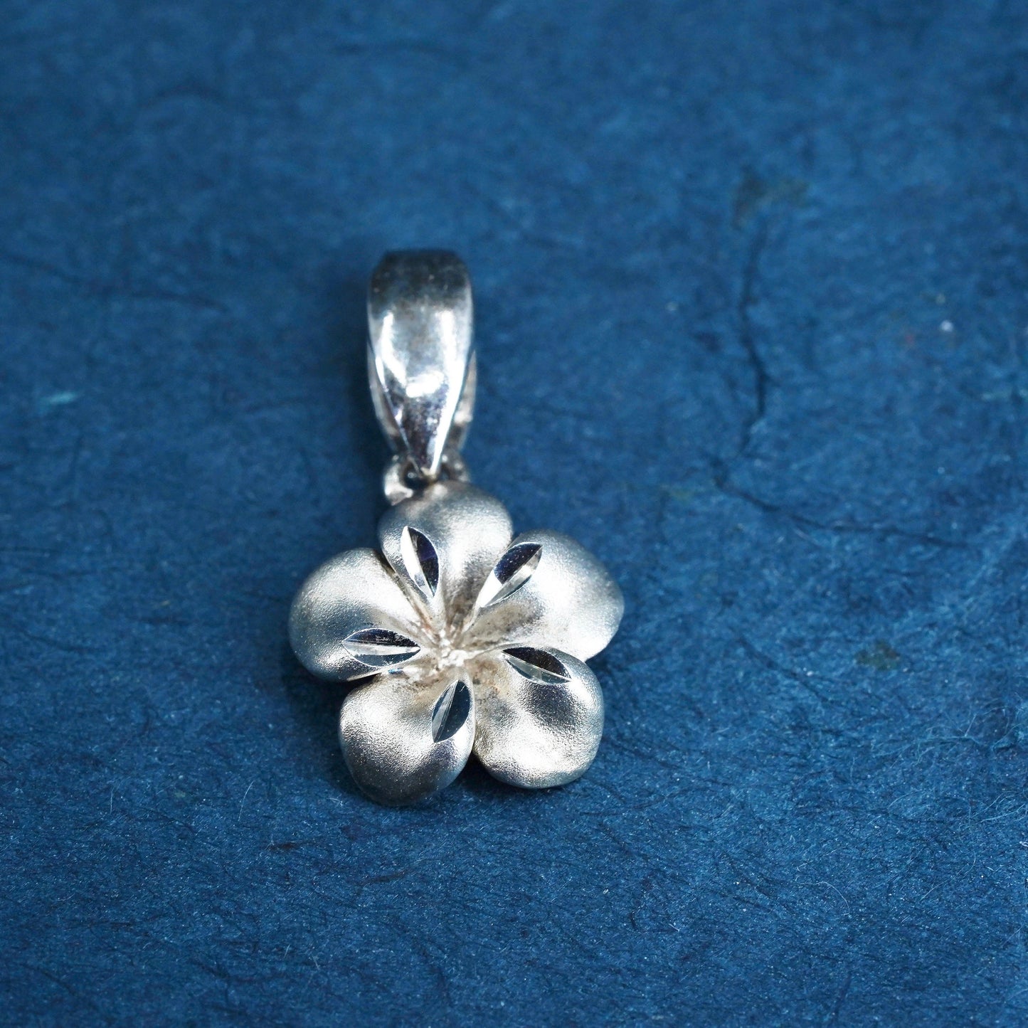 0.8g, vintage soild 14K white Gold plumeria flower pendant
