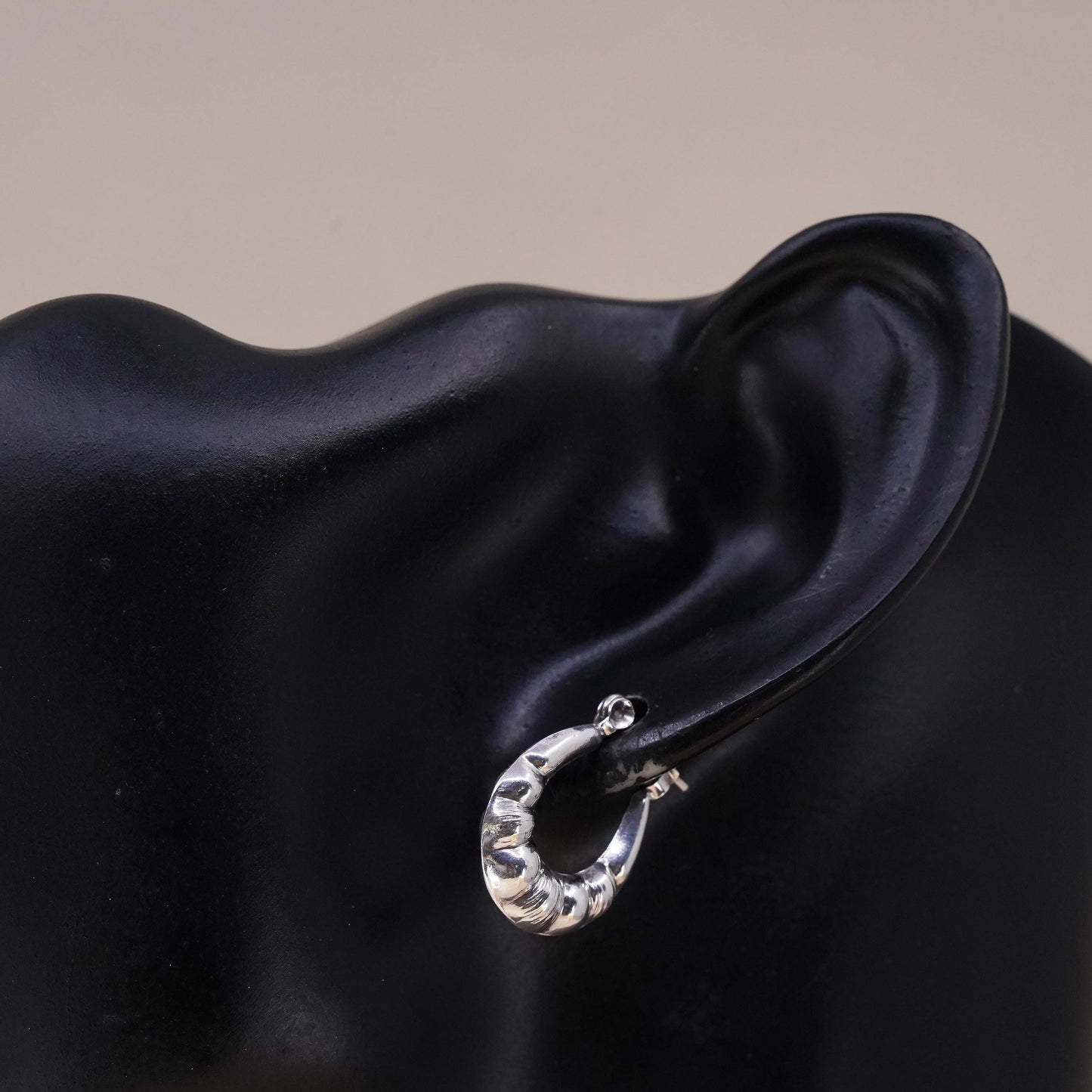 0.75", VTG sterling silver loop single earring, fashion ribbed primitive hoop