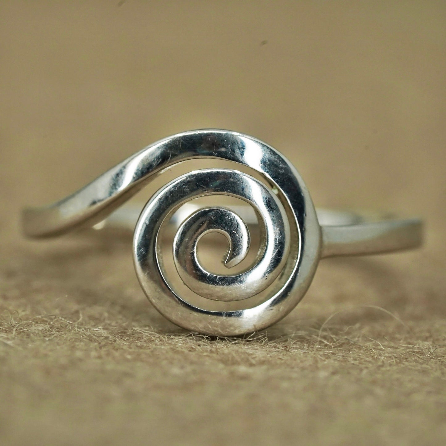 Size 7, vintage Mexican Sterling 925 silver handmade ring, modern sprial band
