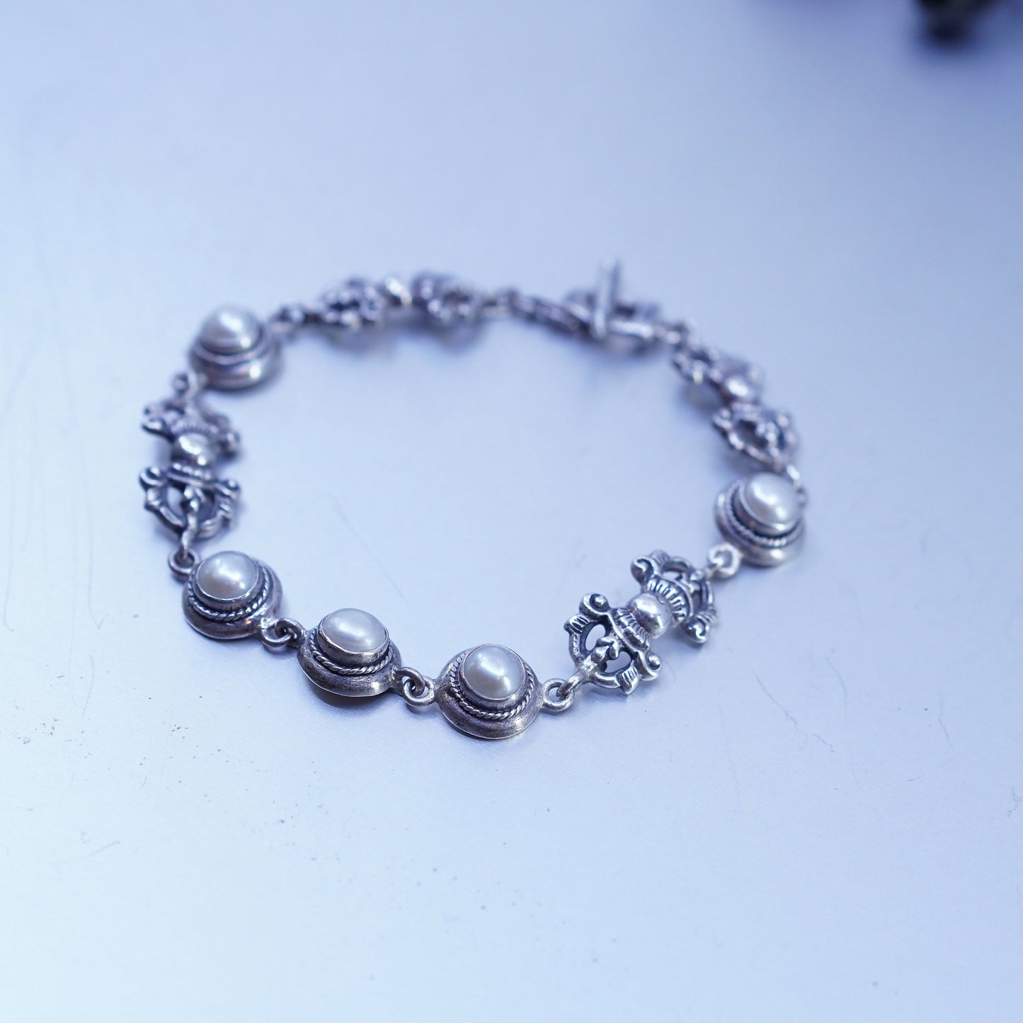 7.25”, Sterling 925 silver bracelet with freshwater pearl and toggle closure