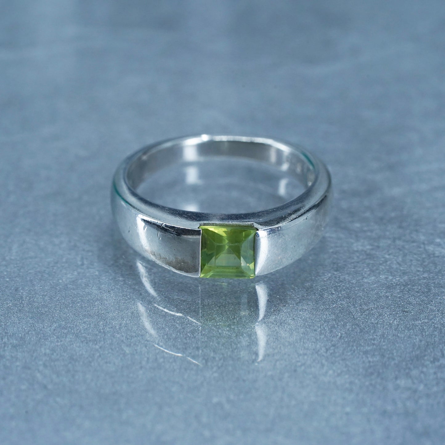 Size 6, vintage Sterling 925 silver handmade stackable band ring with peridot