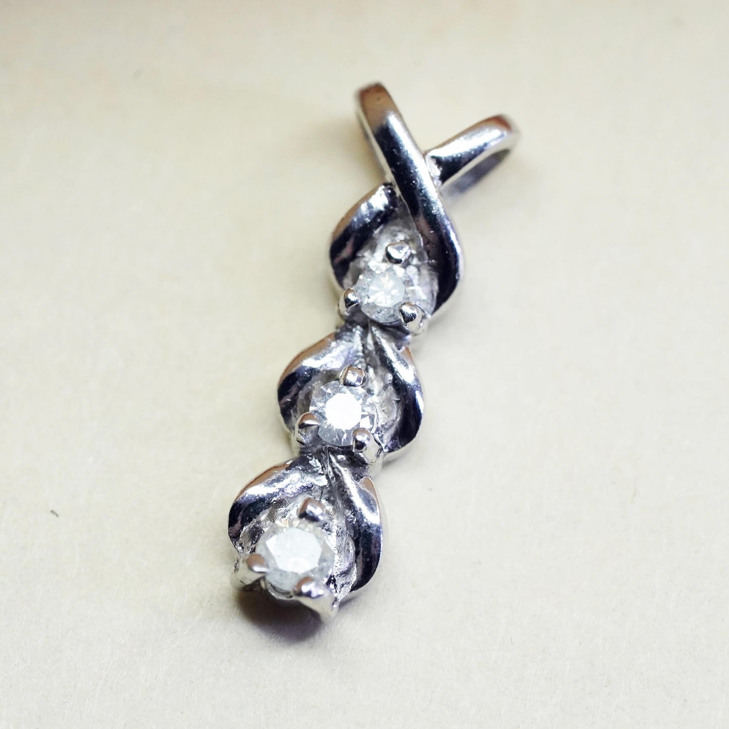 Vintage sterling 925 silver elongated pendant with cluster diamonds