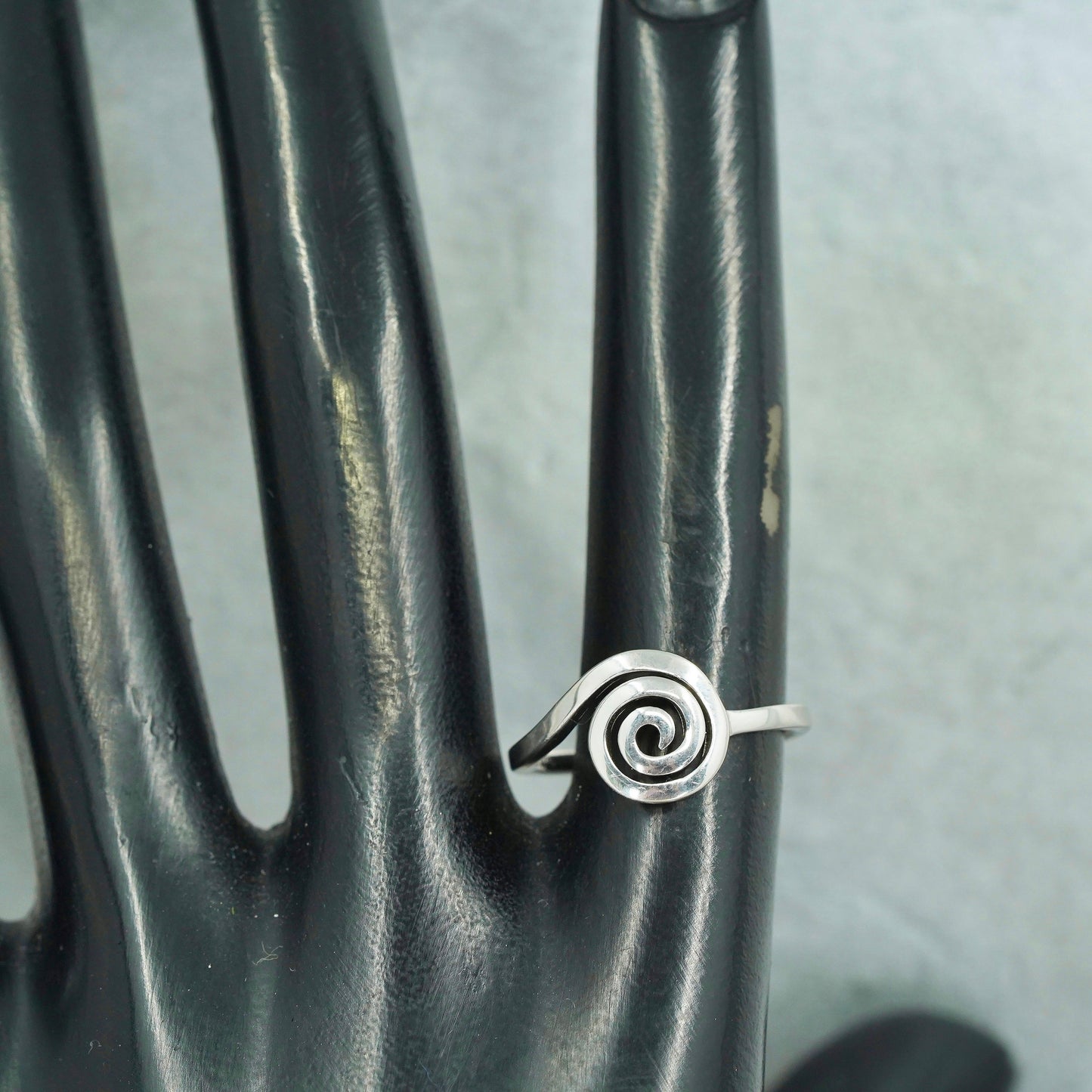 Size 7, vintage Mexican Sterling 925 silver handmade ring, modern sprial band