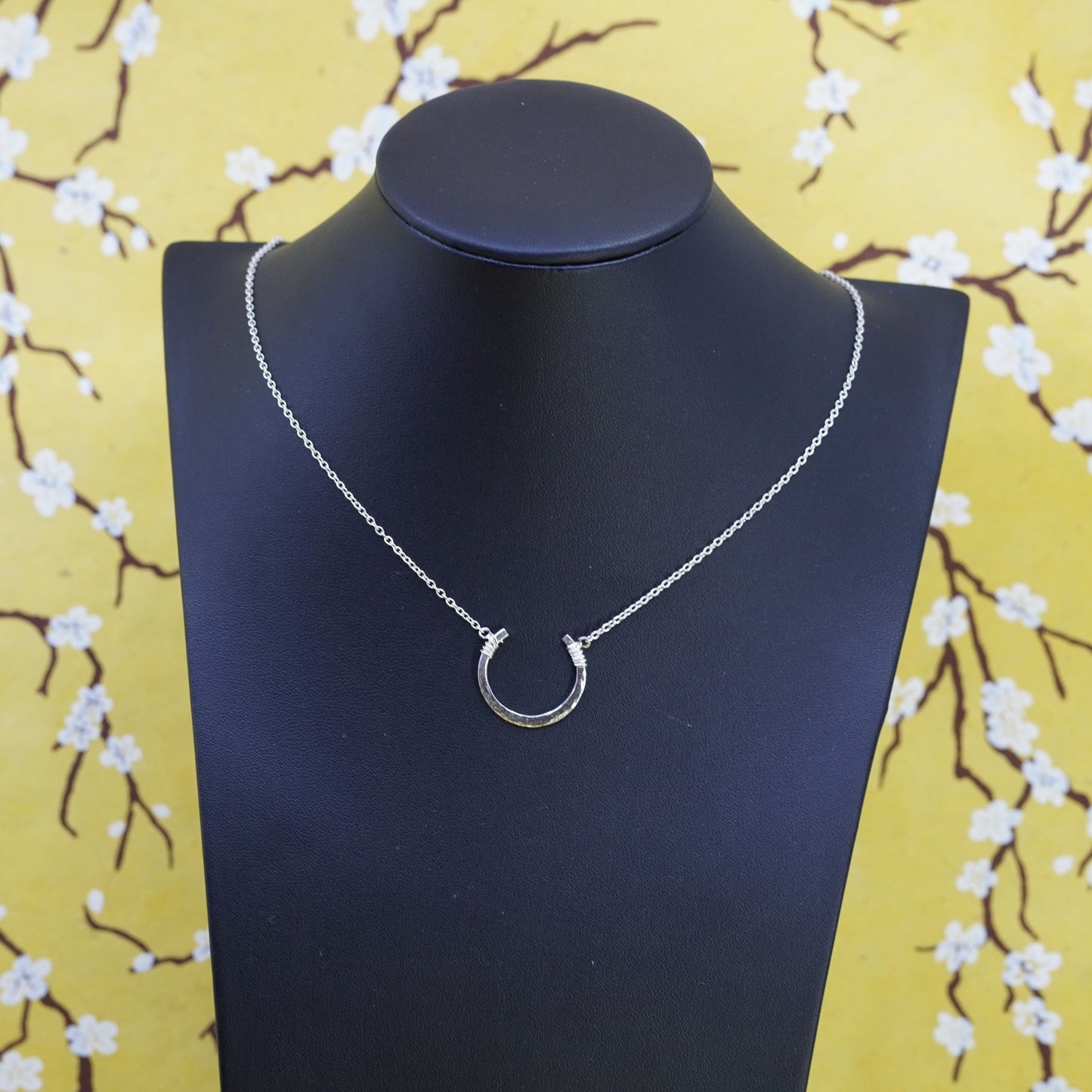 18”, Sterling silver necklace, 925 circle chain with hammered horseshoe pendant