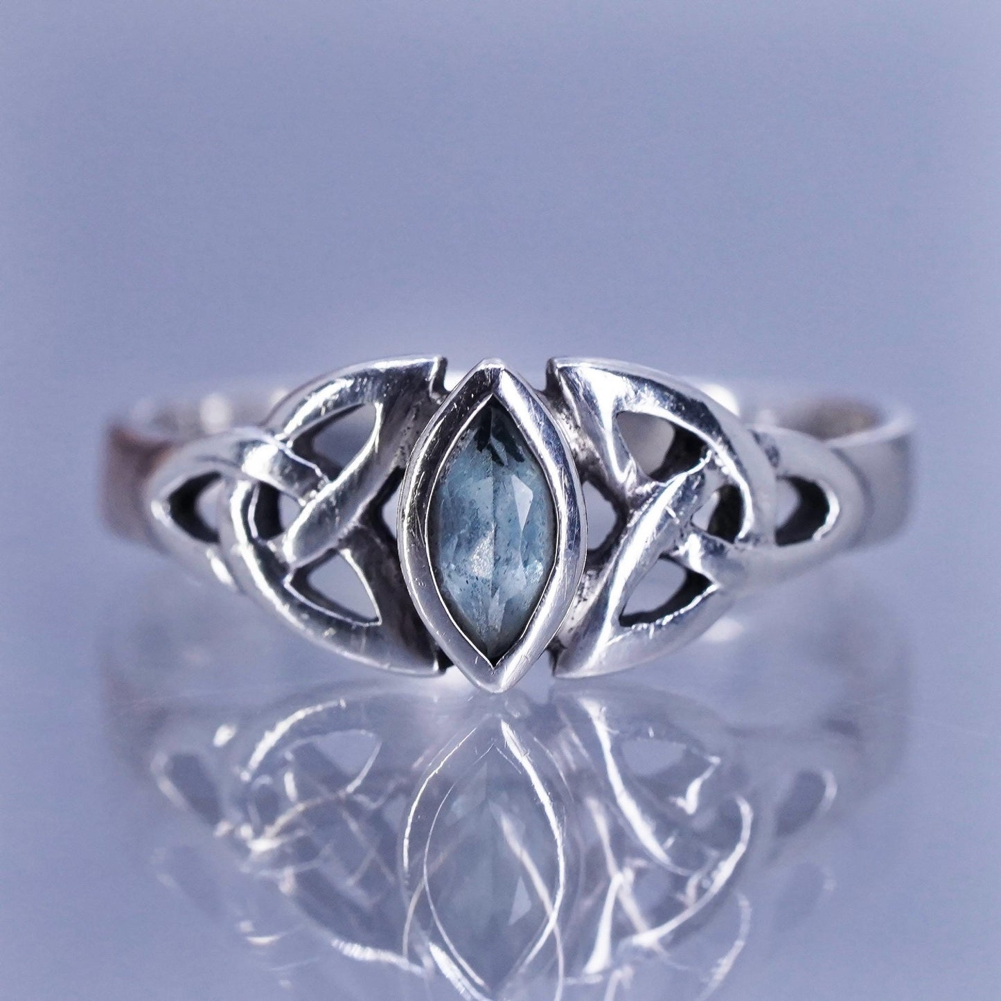 Size 5, Sterling 925 silver handmade ring, Irish Celtic knot band peridot