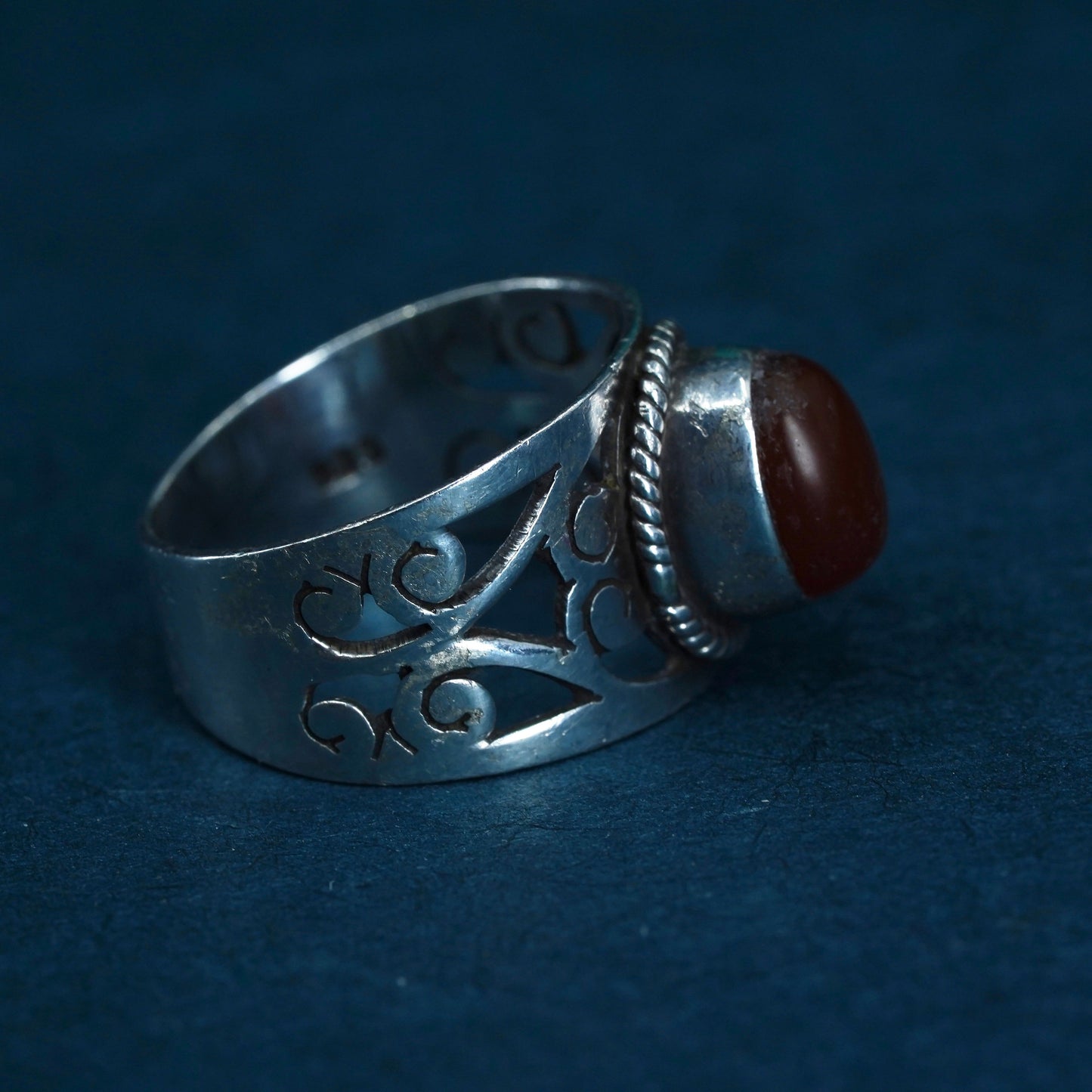 Size 7.5, vintage Sterling Silver 925 handmade ring with oval Carnelian swirly