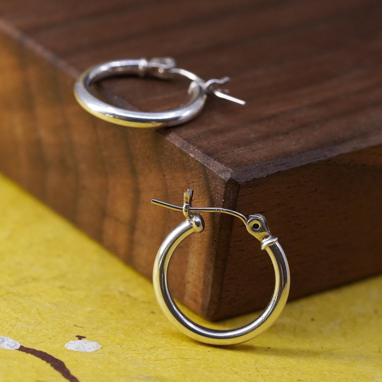 0.5”, 1.3g, vintage 14K gold circle hoops, huggie, white gold earrings