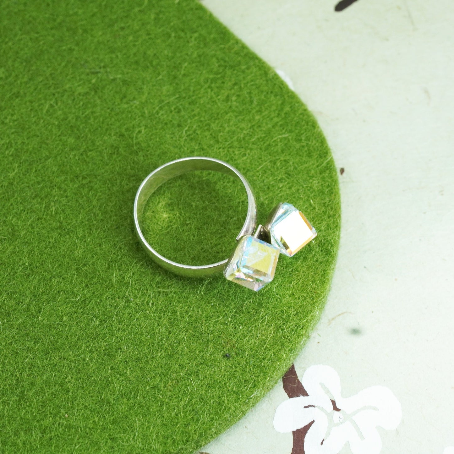 Size 7, Vintage sterling 925 silver handmade wrap band ring with cube crystal