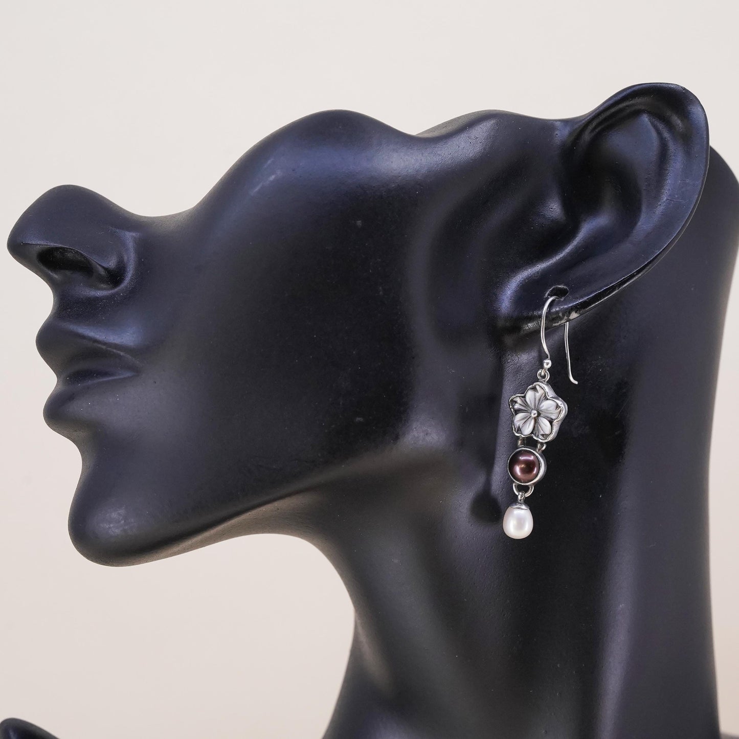 Vintage sterling 925 silver single earring with mother of pearl flower pearl
