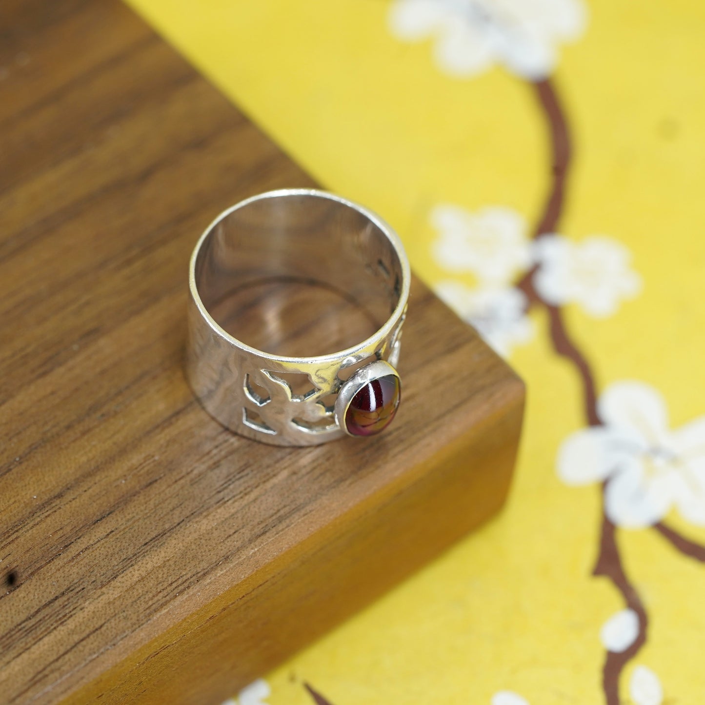 Size 8, vintage Sterling 925 silver handmade wide hammered ring with garnet