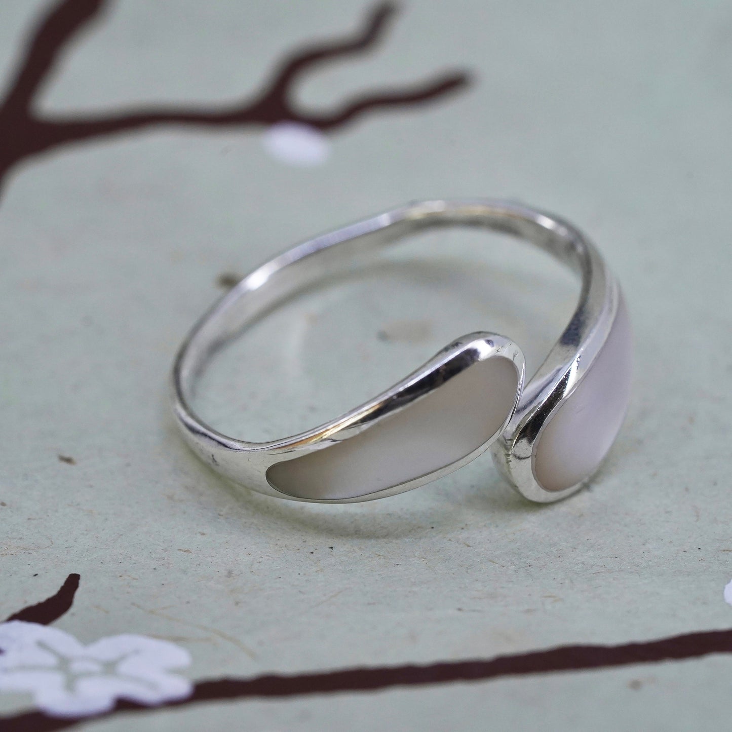 Size 10, Vintage sterling silver ring, 925 wrap band with mother of pearl inlay