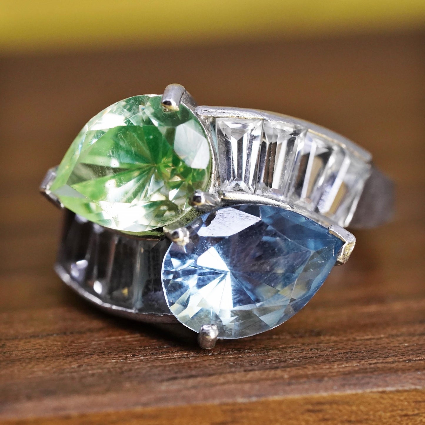 Size 7, vintage Sterling 925 silver statement ring with teardrop topaz peridot
