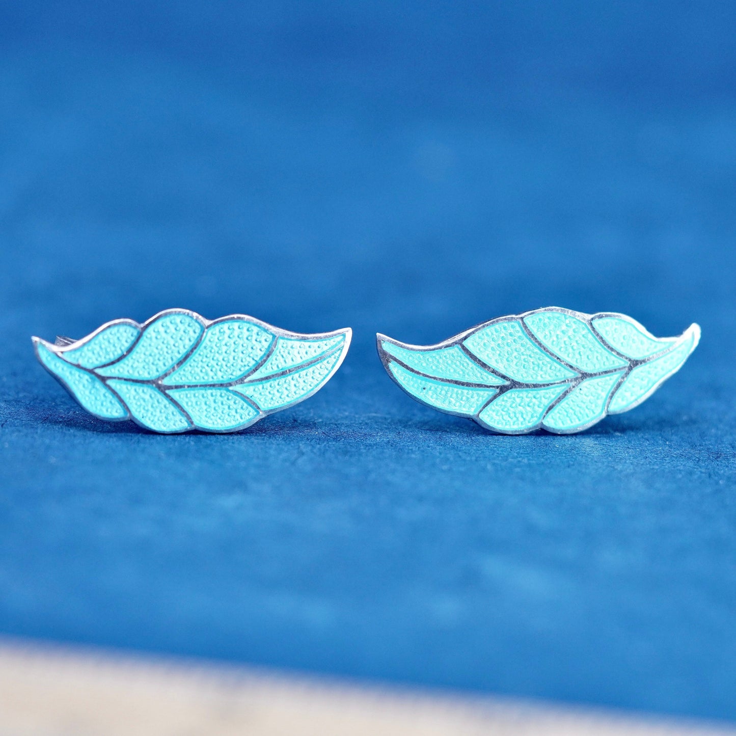 taxco Sterling 925 silver screw back leafy earrings with blue enamel inlay