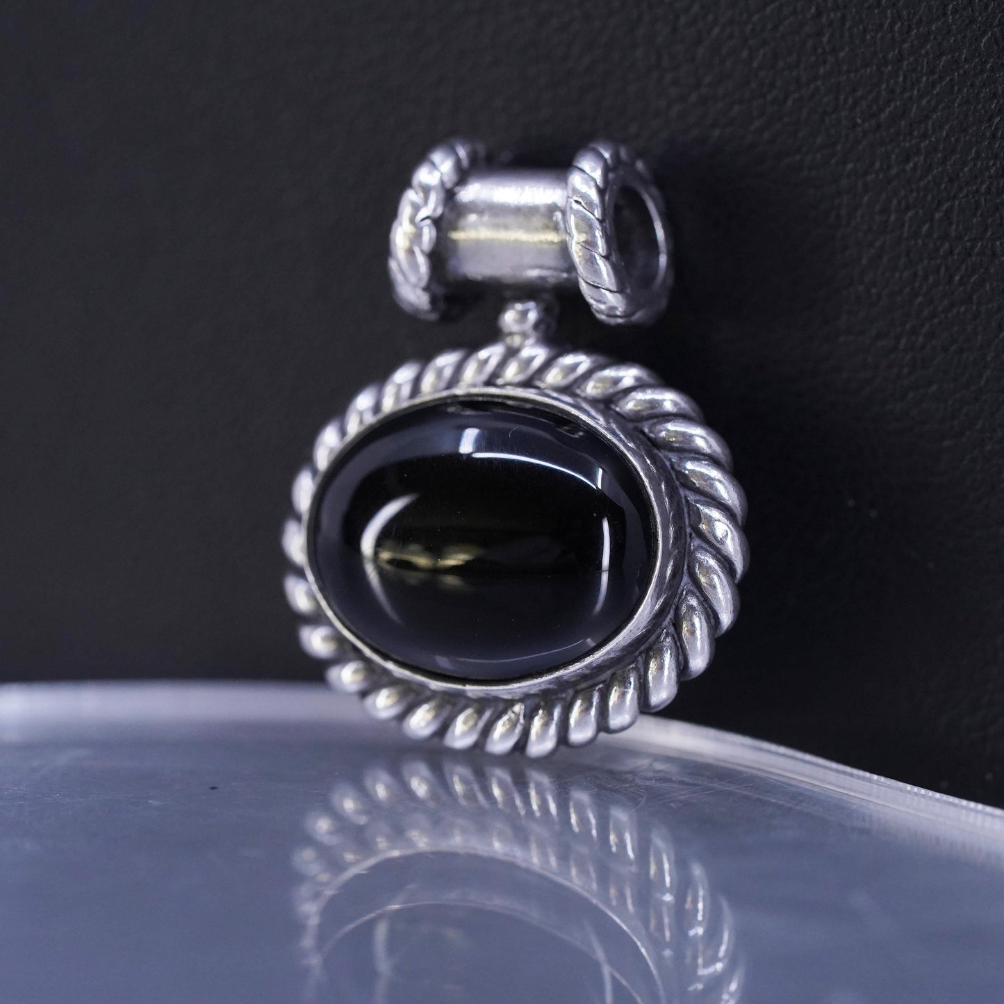 Vintage sterling 925 silver handmade oval pendant with onyx and cable around