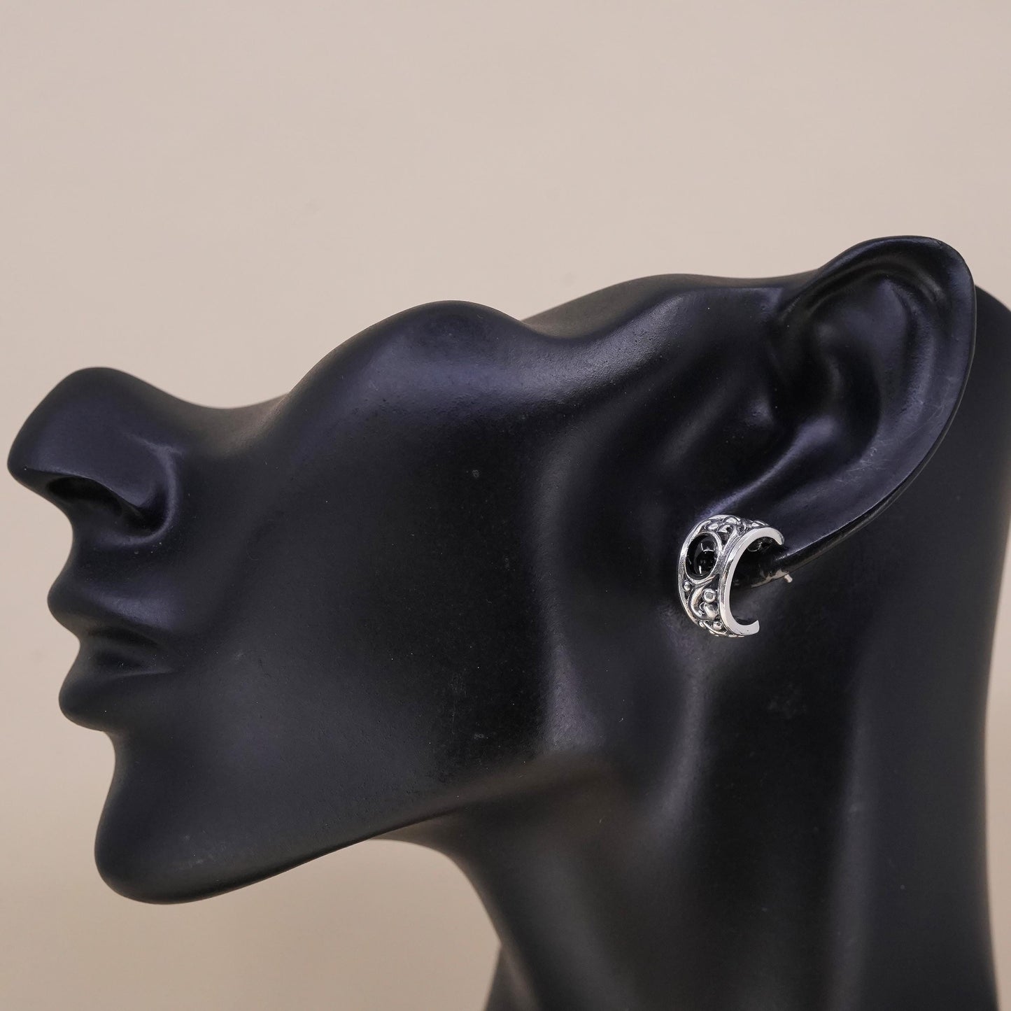 Vintage Mexican single 1 earring. filigree Sterling 925 silver huggie stud onyx