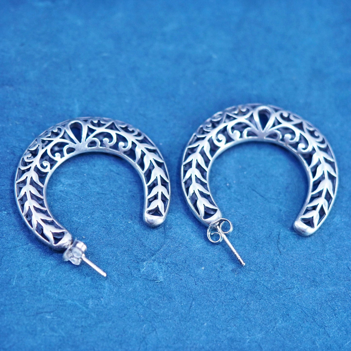 SILPADA Sterling Silver 925 Oxidized Leaf Swirl Filigree Hoop Earrings P1944