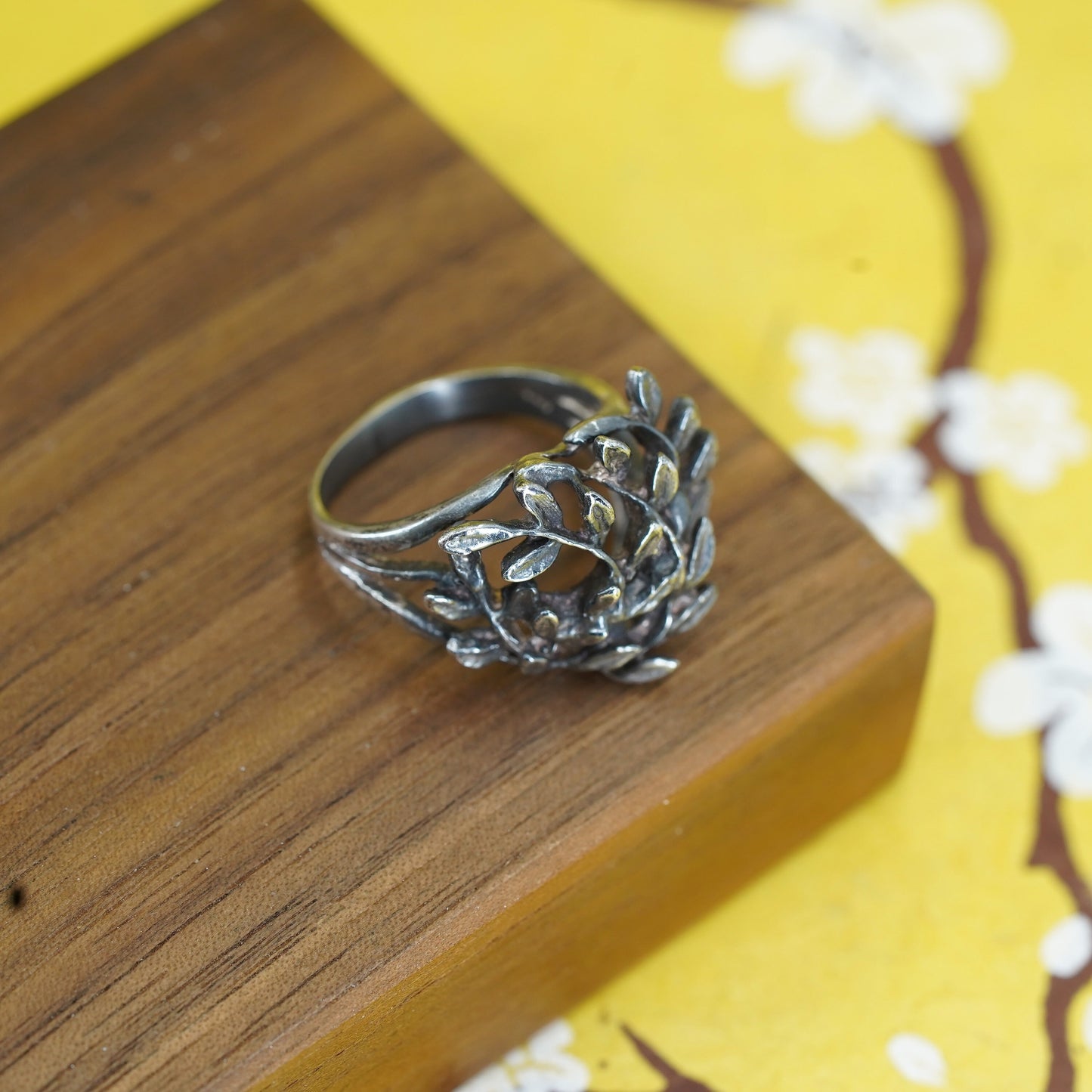 Size 7.5, Israel Sterling silver ring, southwestern style, 925 leaves band