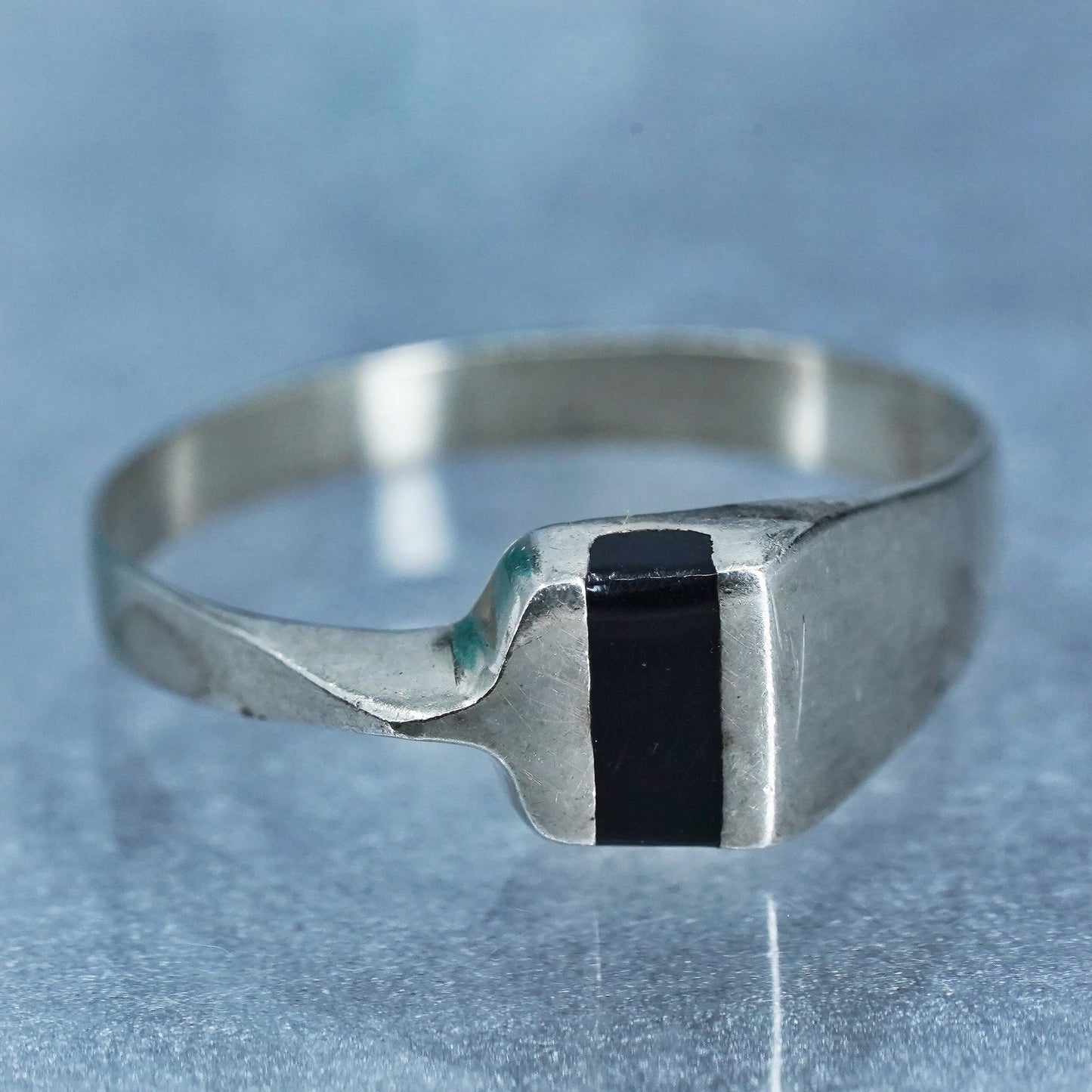 Size 7, vtg Mexican Sterling 925 silver handmade stackable ring with onyx inlay