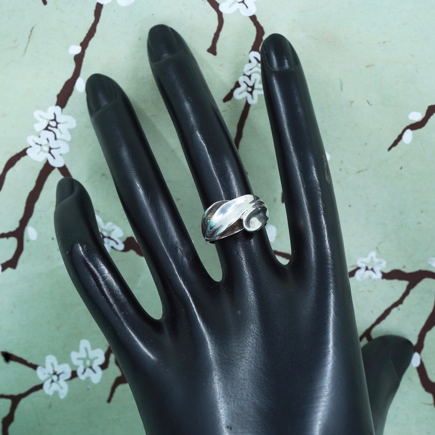 Size 5.75, vintage sterling silver handmade statement ring, 925 leaf band