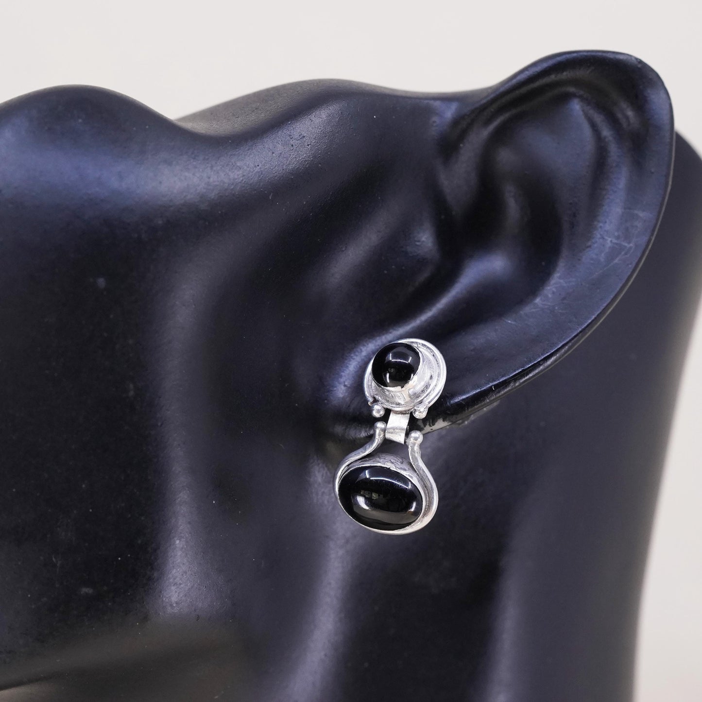 Vinyage southwestern single earring. Sterling 925 silver stud with oval onyx