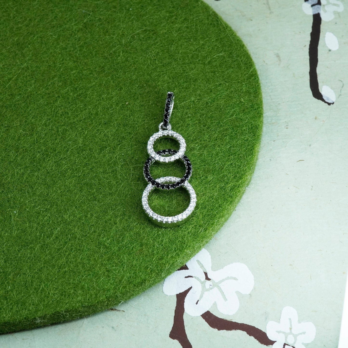 Vintage sterling 925 silver entwined circle pendant with cluster Cz