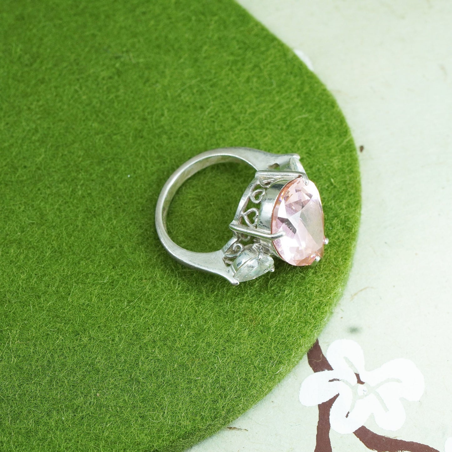 Size 6.75, vtg Sterling 925 silver fashionable ring with teardrop pink crystal